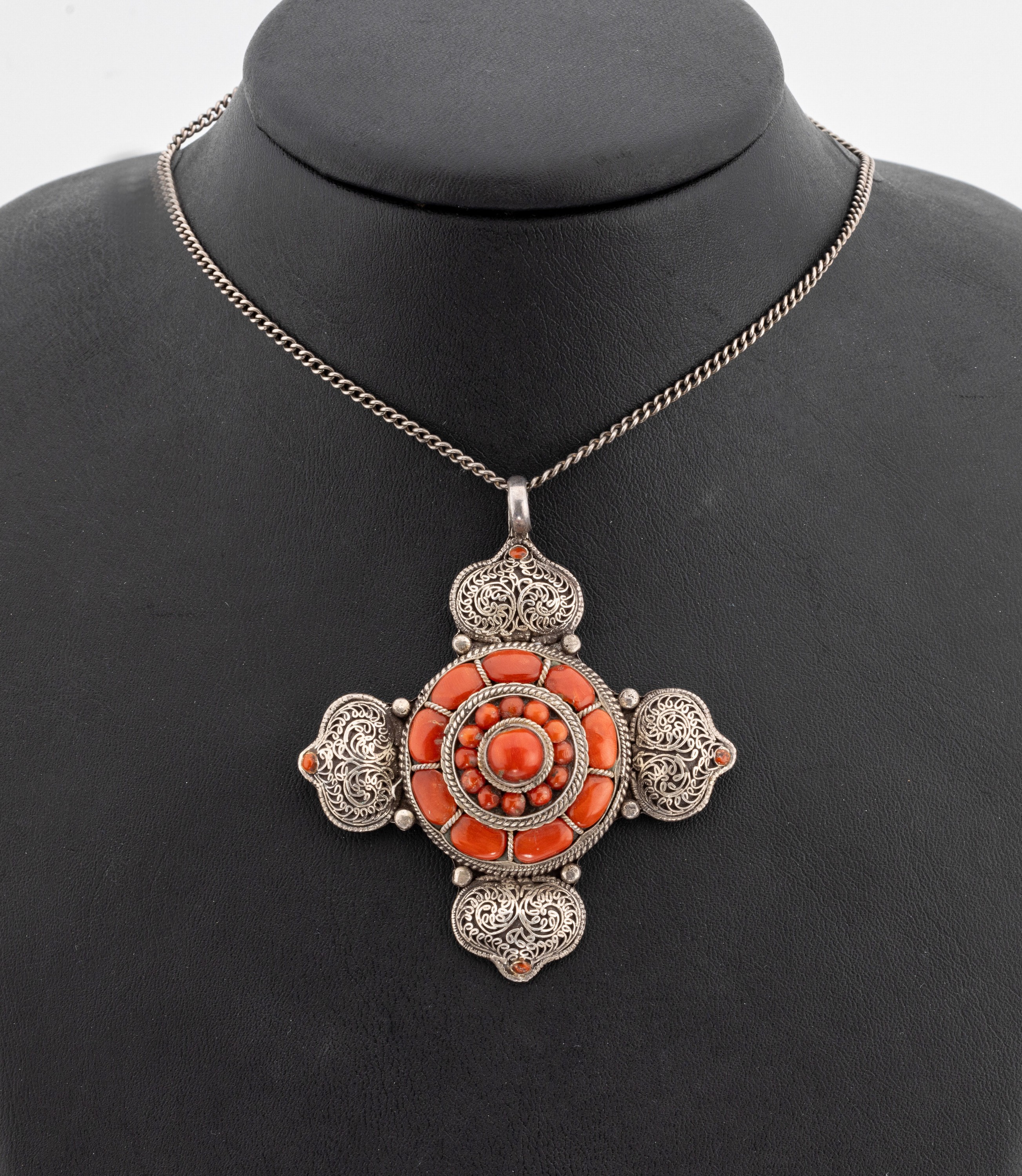 Korallen-Anhänger, Tibet um 1900, 925er Silber, fein grav., Kordelrandverz., auf mehreren Ebenen aufgebaut, L. ca. 6.5 cm, an Kette, L. ca. 46.5 ...