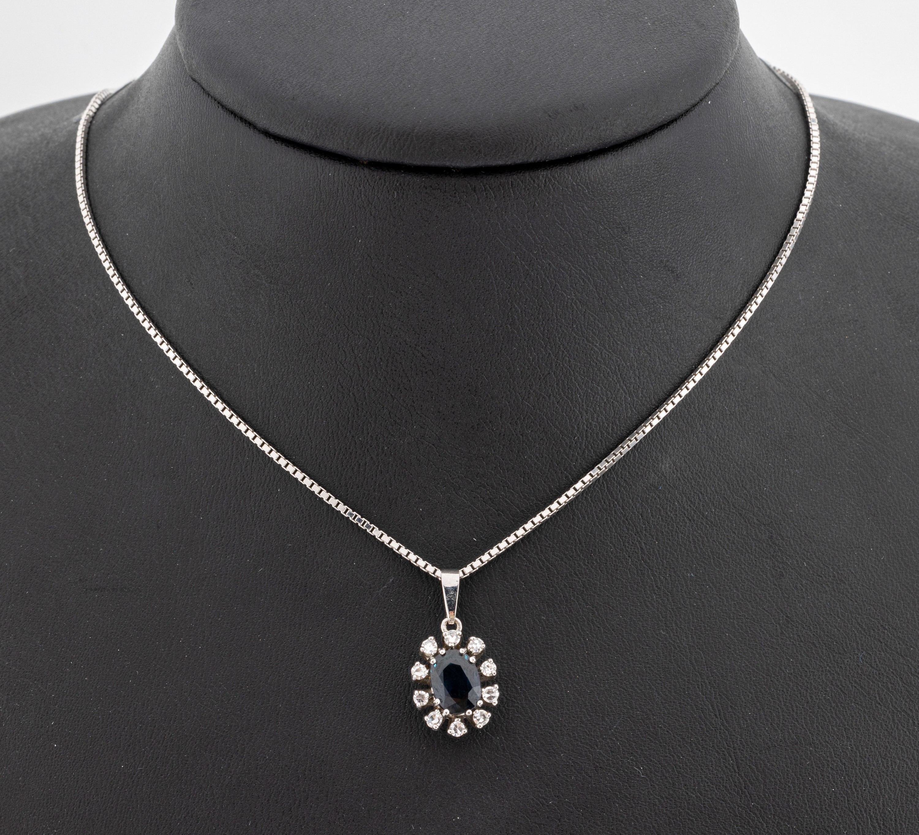14 kt Gold Saphir-Diamant-Anhänger, WG 585/000, mittig ovalfacett. Saphir ca. 0.30 ct(grav.), umgeben von 10 8/8-Diamanten zus. ca.0.05 ct Weiß/p, ...