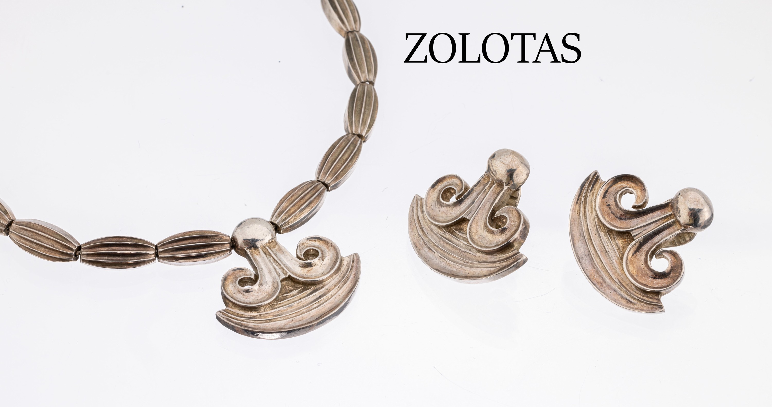 ZOLOTAS Schmuckset, Griechenland um 1960, 950er Silber, best. aus: Collier und Paar Ohrclips, abstr. Formgebung, Collier gerillt, L. ca. 40.5 cm, ...