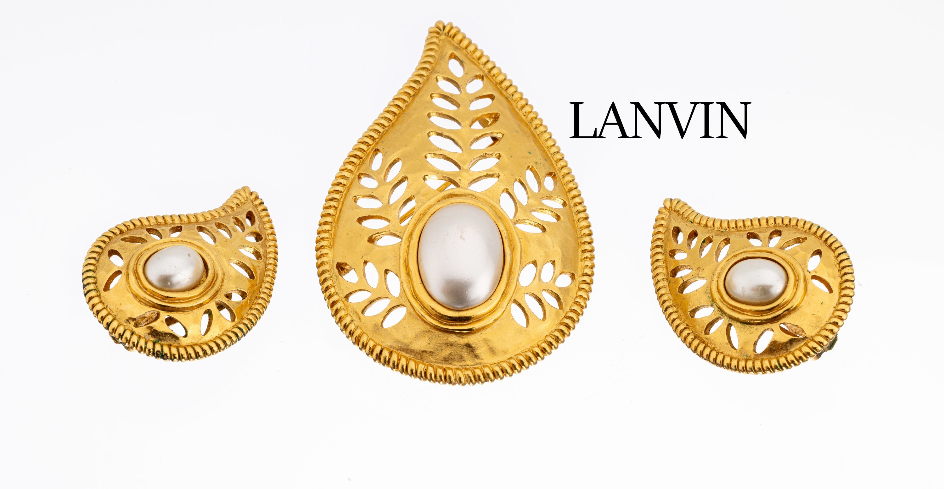 LANVIN Modeschmuckset, um 1970, Metall verg., best. aus: Brosche und Paar Ohrclips, Durchbrucharbeit, Kunstperlenbesatz, sign.