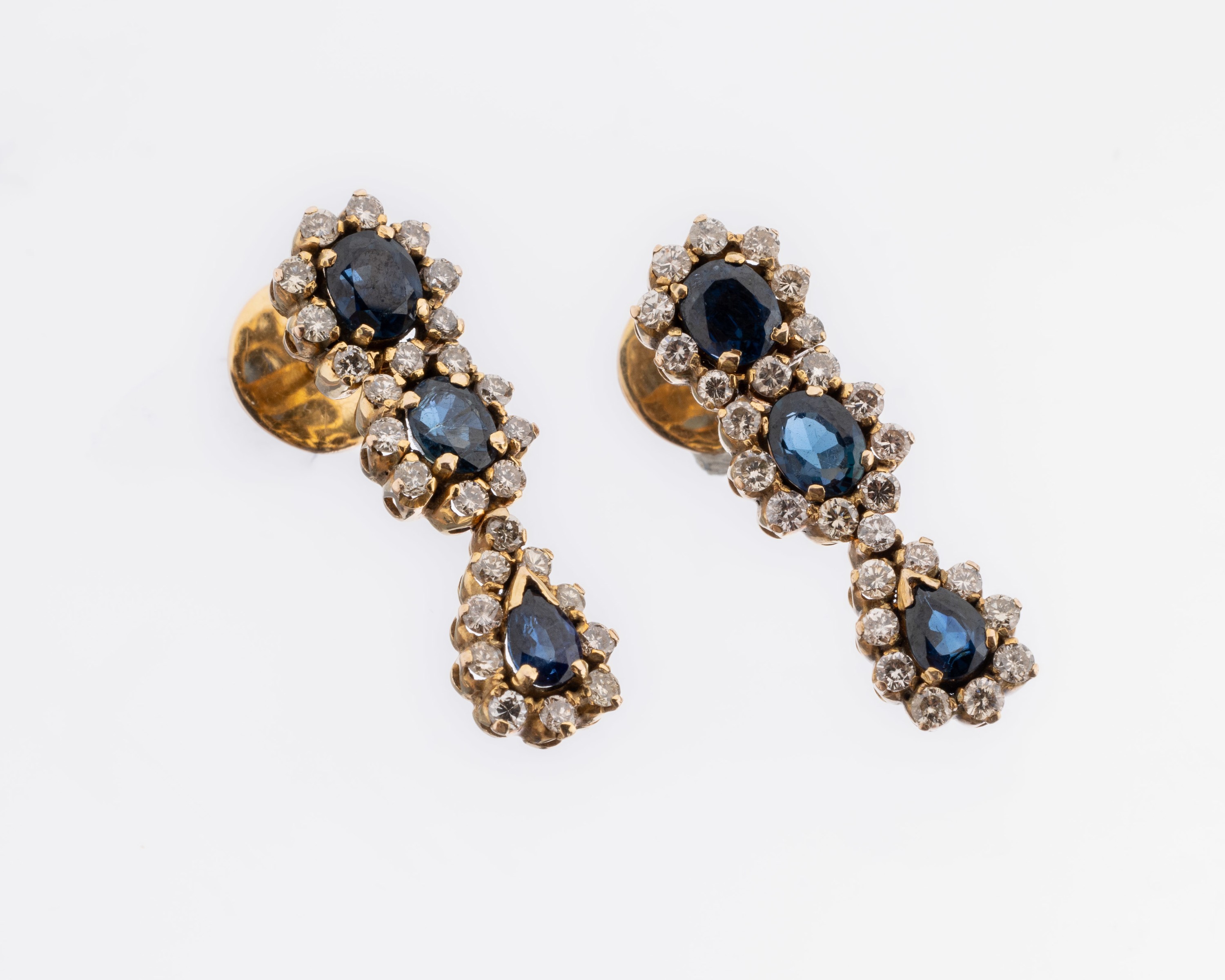 Paar 14 kt Gold Saphir-Diamant-Ohrstecker, GG 585/000 (gepr.), 4 ovalfacett. und 2 Saphirtropfen zus. ca. 3.20 ct, umgeben von insgesamt 54 ...