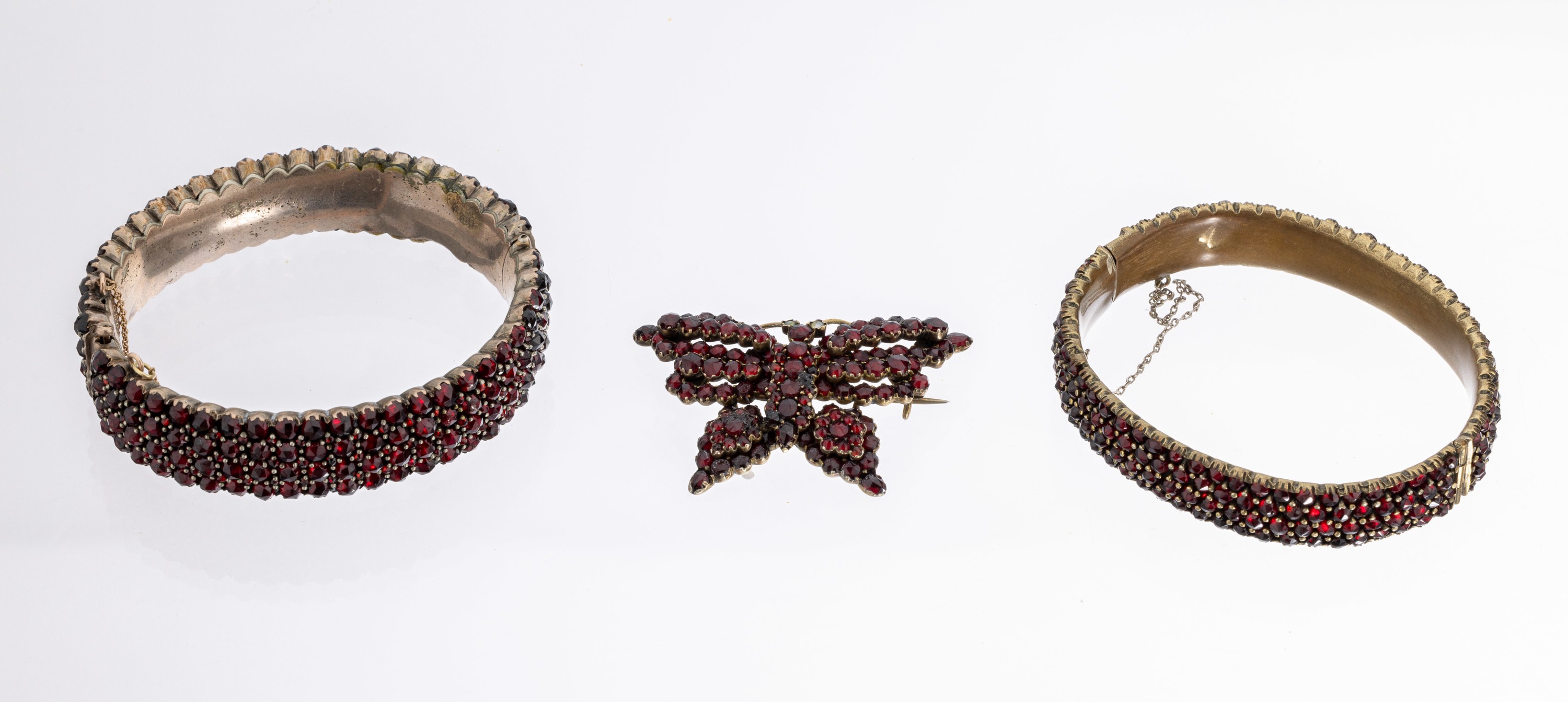 Konvolut Granatschmuck, Tombak verg., Böhmen um 1910, best. aus: 1 x Armreif, 4 reihig bes. mit rundfacett. Granaten, Kastenschloß mit ...