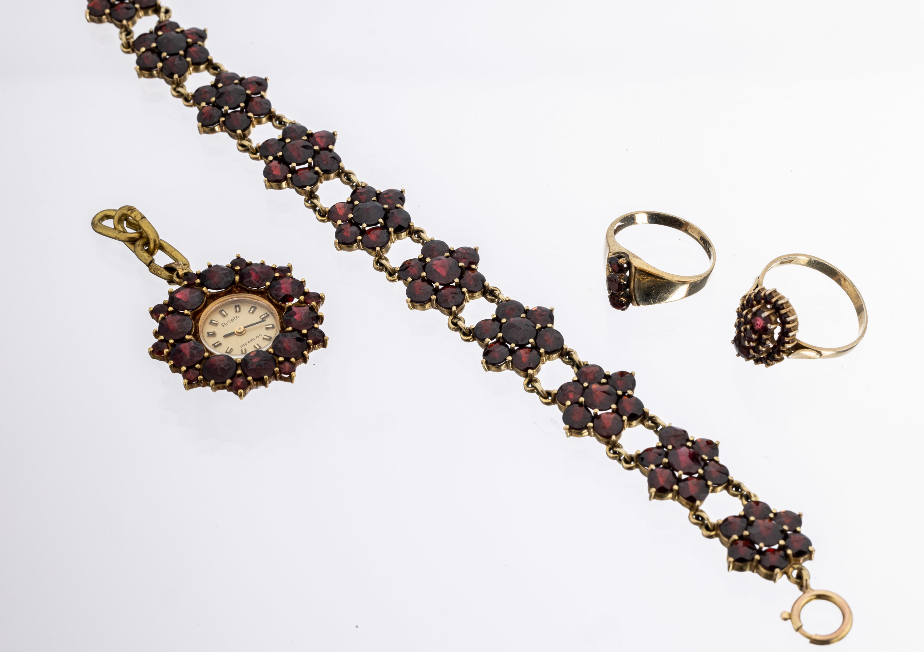 Konvolut Granat-Schmuck, um 1970, 1x Ring, GG 333/000, 3 rundfacett. Granate, RW 53, 1x Metall verg., rundfacett. Granate, RW 57, 1x Uhrenanhänger, ...