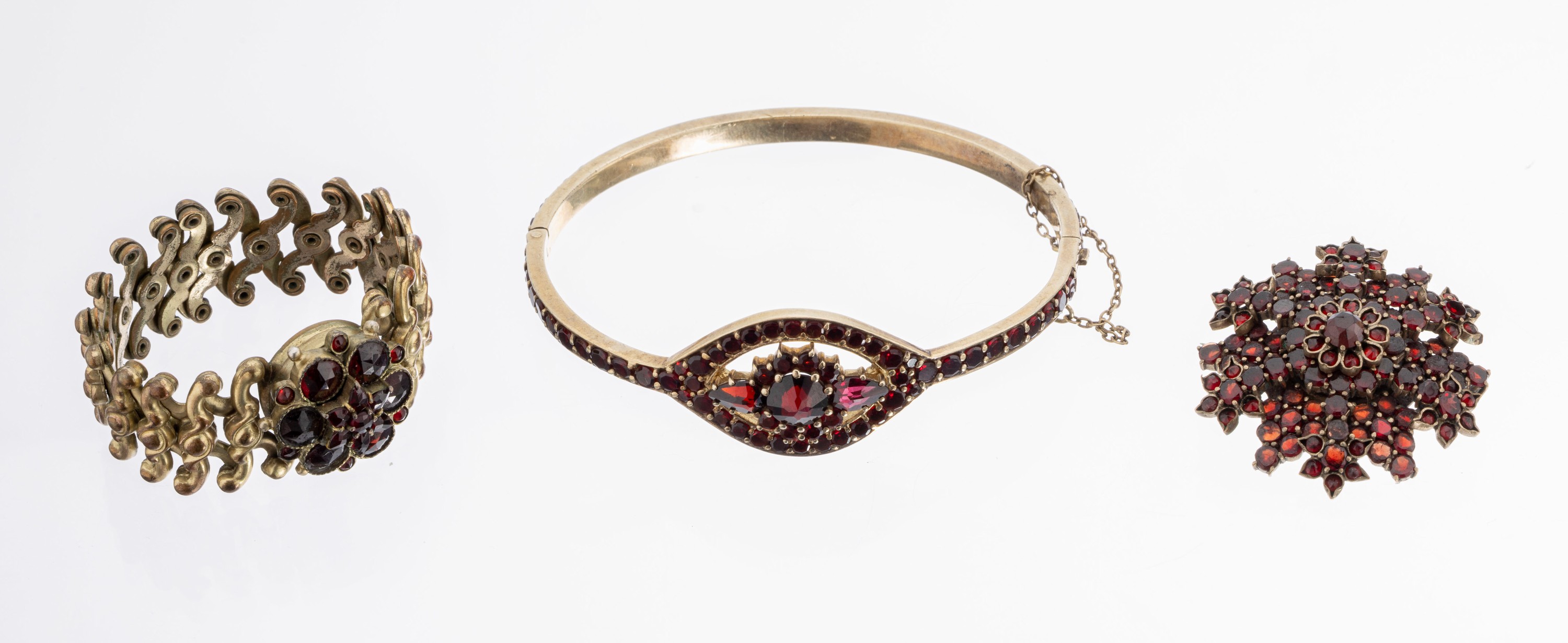 Konvolut Granat Schmuck, Tombak verg., Böhmen um 1920, 1x Armreif, facett. Granate, Spiegelgranate, D. ca. 6 x 5 cm, Kastenschlossmit ...