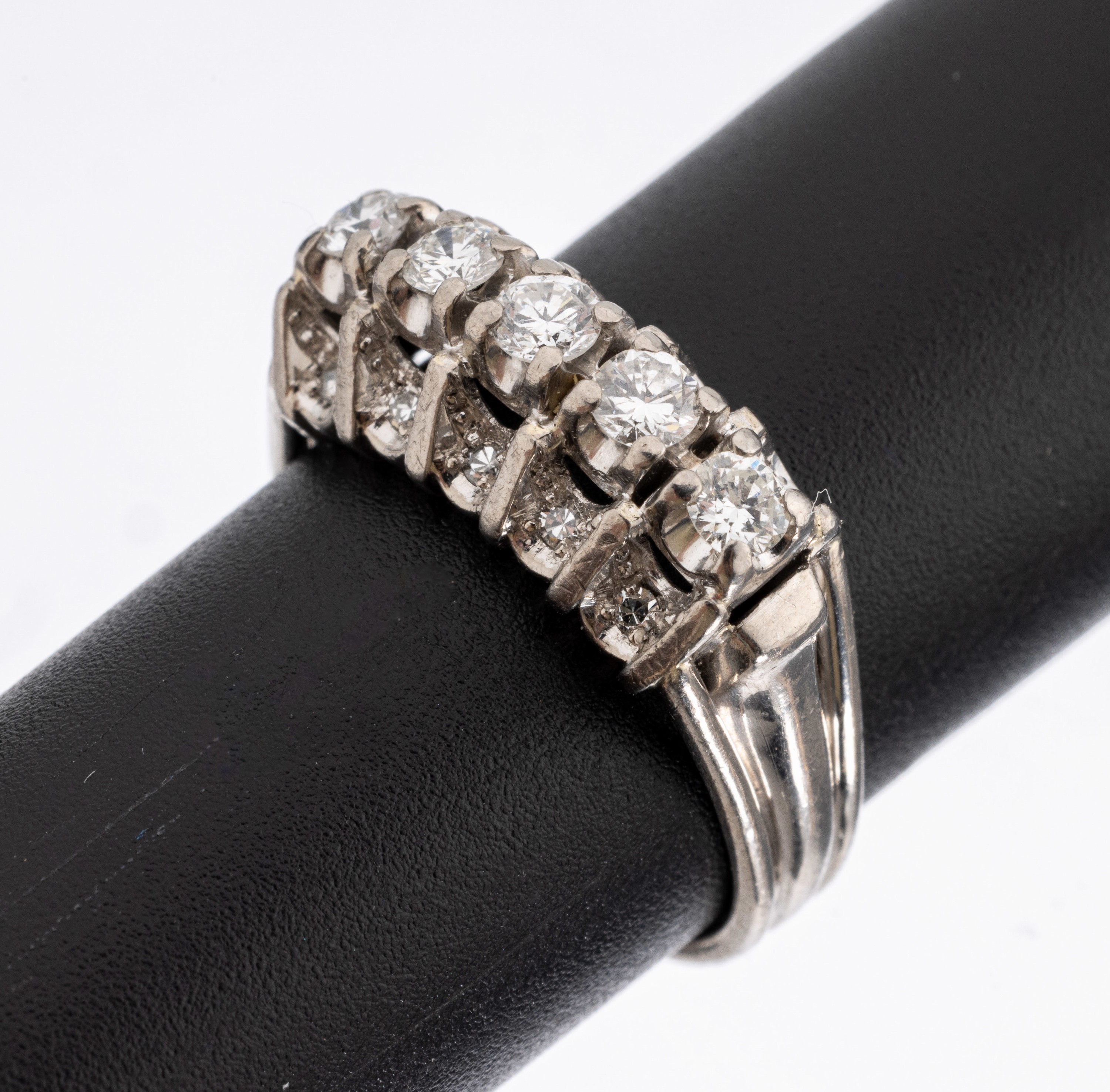 14 kt Gold Diamant-Ring, WG 585/000, 5 Brillanten und 10 8/8-Diamanten zus. ca. 0.70 ct Weiß/vs-si, RW 55.5, ca. 7.2 g