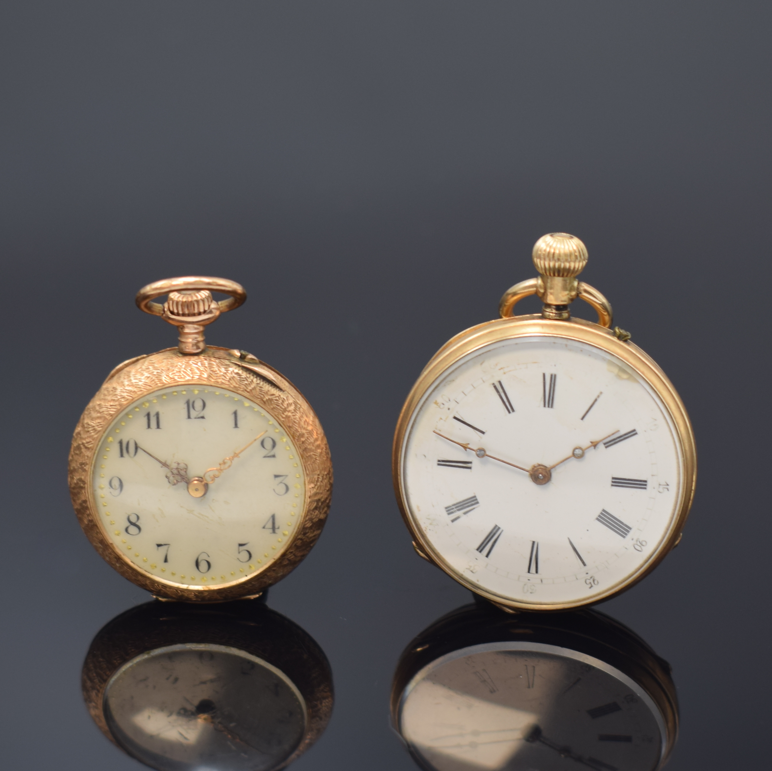 2 offene Taschenuhren in GG 585/000, Schweiz um 1900/1910, Geh. beide dell., guill. Rückdeckel m. Monogrammspiegel, Emailzifferblätter ...