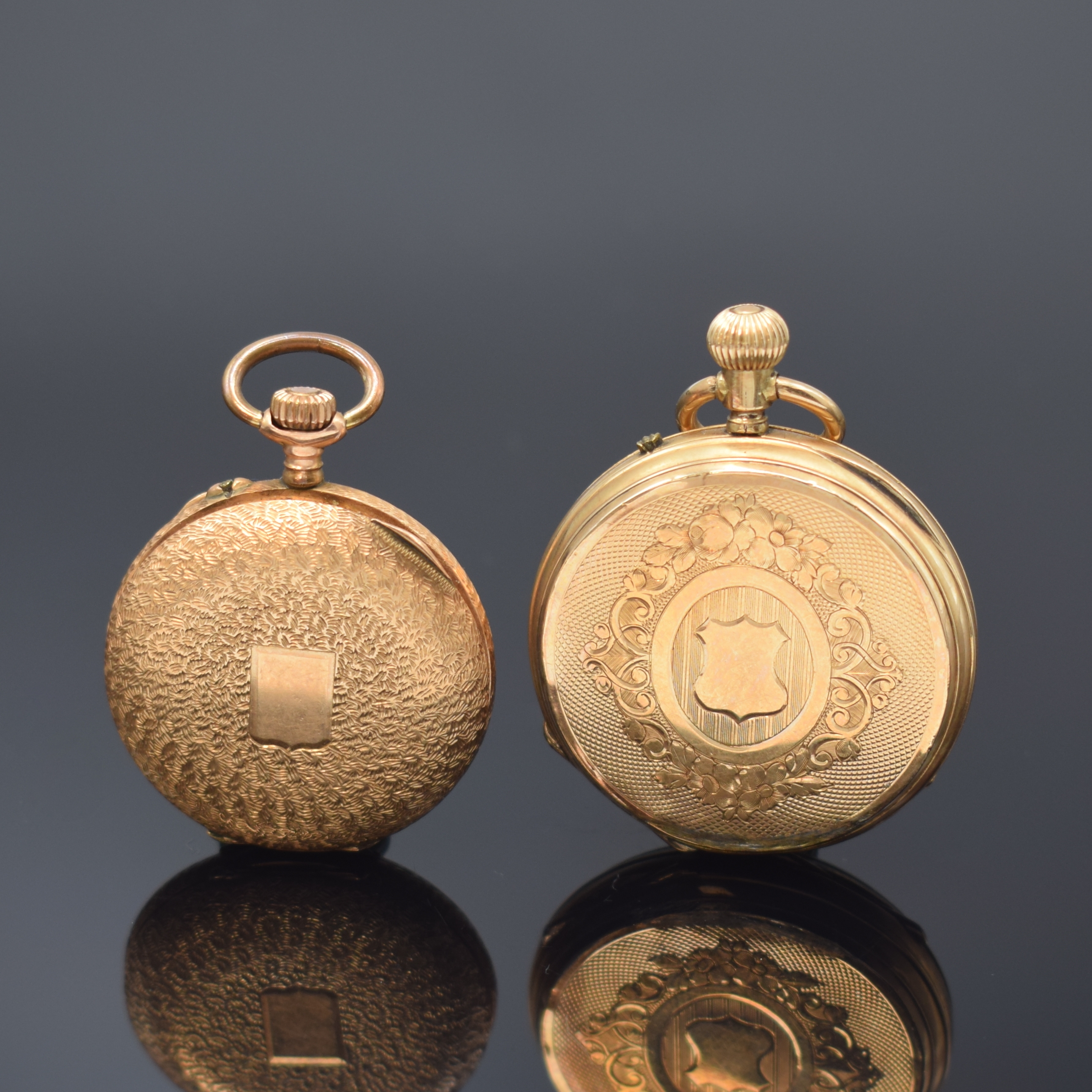 Detail a: 2 offene Taschenuhren in GG 585/000, Schweiz um 1900/1910, Geh. beide dell., guill. Rückdeckel m. Monogrammspiegel, Emailzifferblätter ...
