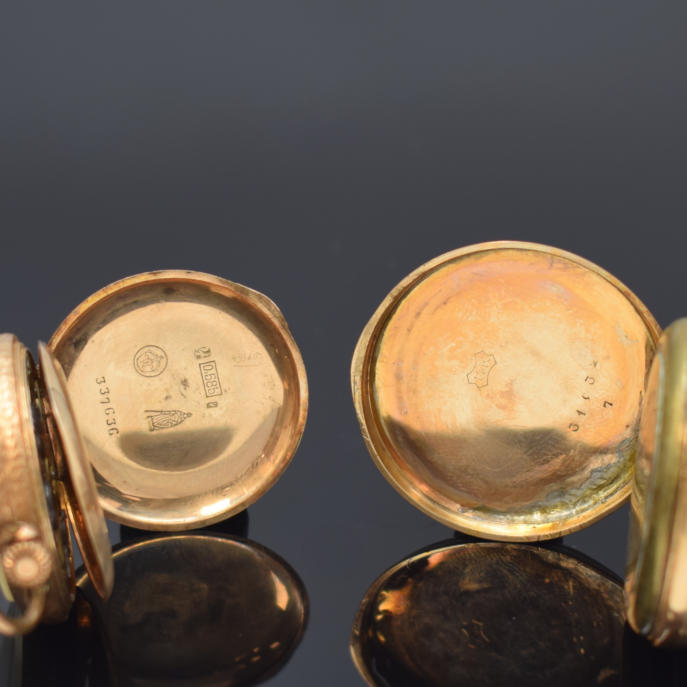 Detail b: 2 offene Taschenuhren in GG 585/000, Schweiz um 1900/1910, Geh. beide dell., guill. Rückdeckel m. Monogrammspiegel, Emailzifferblätter ...