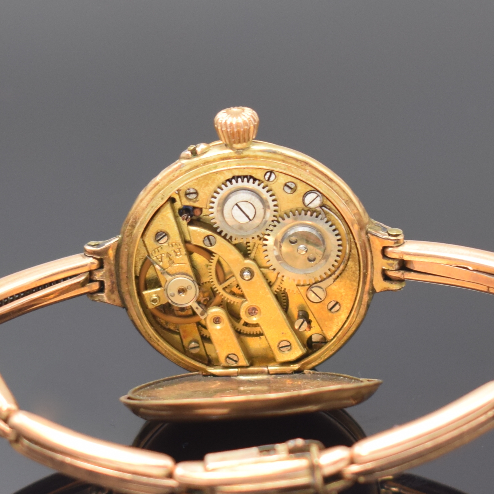 Detail c: Taschenuhr an Armband in RoseG 585/000, Schweiz um 1915, Geh. dell., verg. Armband punziert "A*D" (Andreas Daub), Metallcuvette, guill. ...