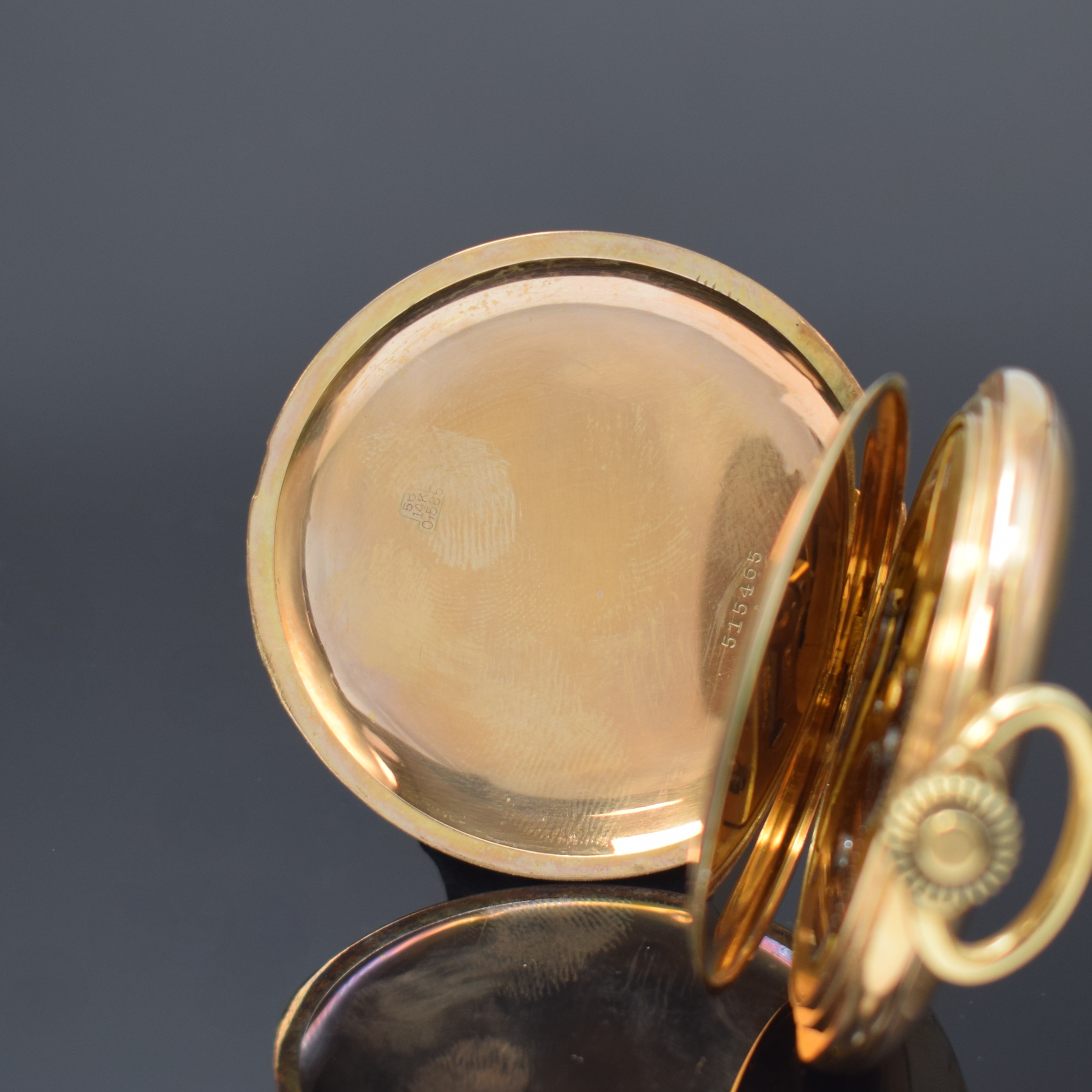 Detail d: Herrensavonette in GG 585/000, Schweiz um 1920, 3-Deckel Goldgeh. dell., guill. Sprung- (Monogrammspiegel) u. Rückdeckel, Emailzifferbl. m. arab. ...