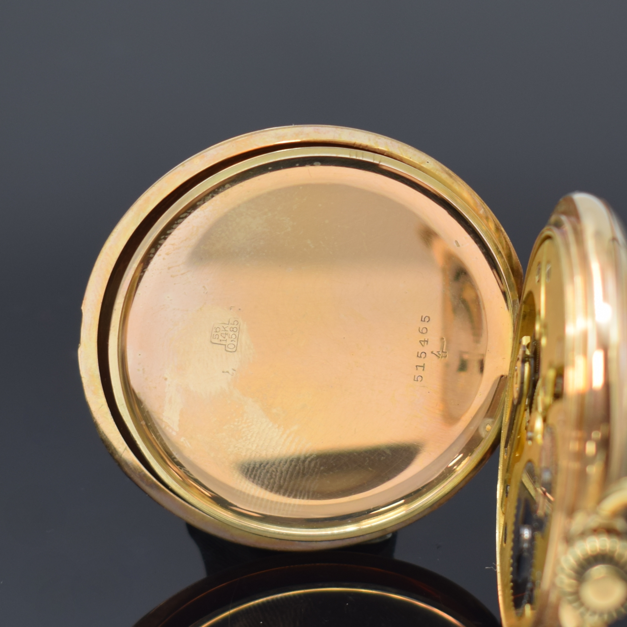 Detail e: Herrensavonette in GG 585/000, Schweiz um 1920, 3-Deckel Goldgeh. dell., guill. Sprung- (Monogrammspiegel) u. Rückdeckel, Emailzifferbl. m. arab. ...