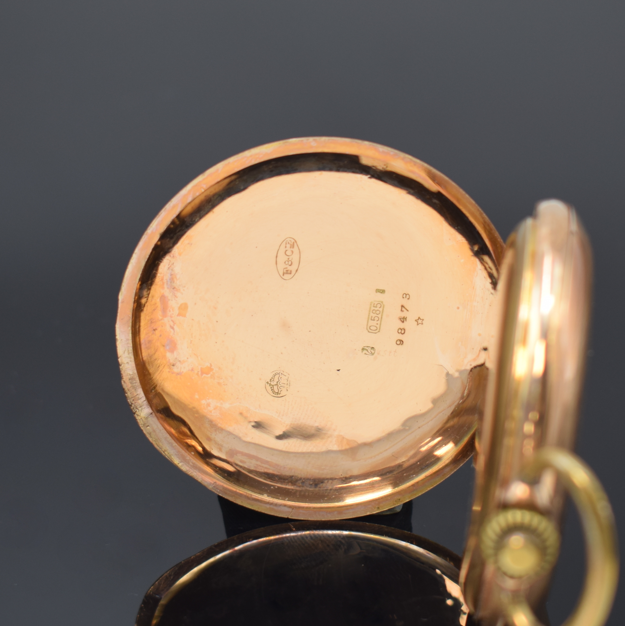 Detail d: SYSTEME GLASHÜTTE Herrensavonette in RG 585/000, Schweiz um 1910, 2 Deckel Goldgeh. dell., Sprung- u. Rückdeckel guill., Monogramm, Metallcuvette, ...