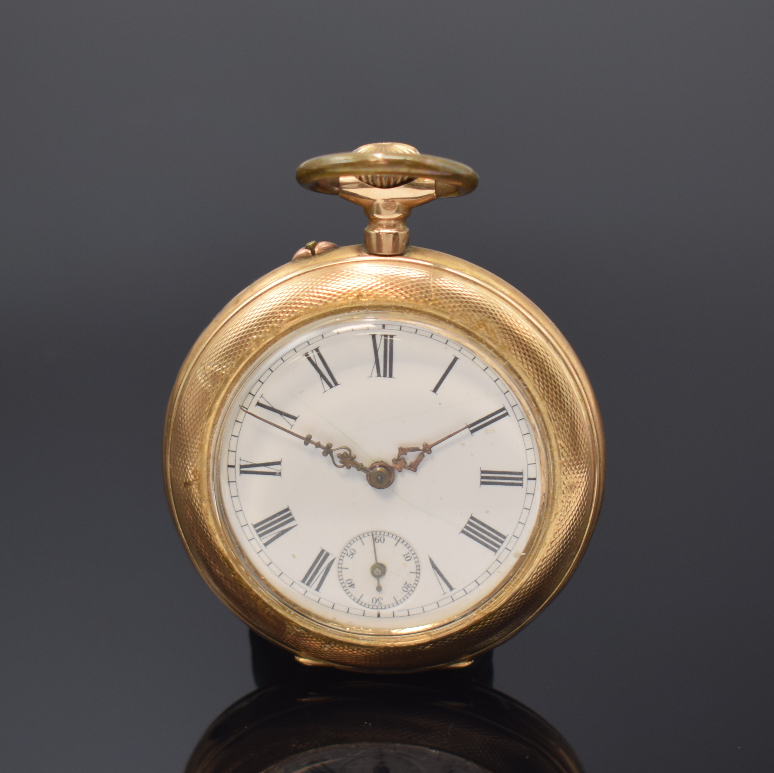 Offene Herrentaschenuhr in GG 585/000, Schweiz um 1910, Geh. dell., guill. Rückdeckel m. Monogramm, Goldcuvette, Emailzifferbl. riss., röm. Zahlen, ...
