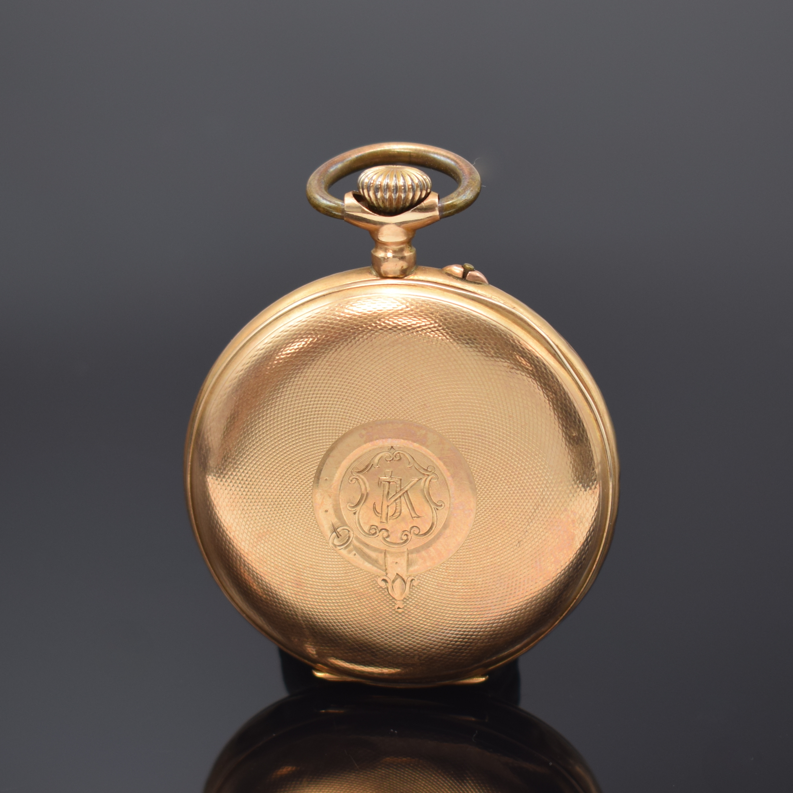 Detail a: Offene Herrentaschenuhr in GG 585/000, Schweiz um 1910, Geh. dell., guill. Rückdeckel m. Monogramm, Goldcuvette, Emailzifferbl. riss., röm. Zahlen, ...