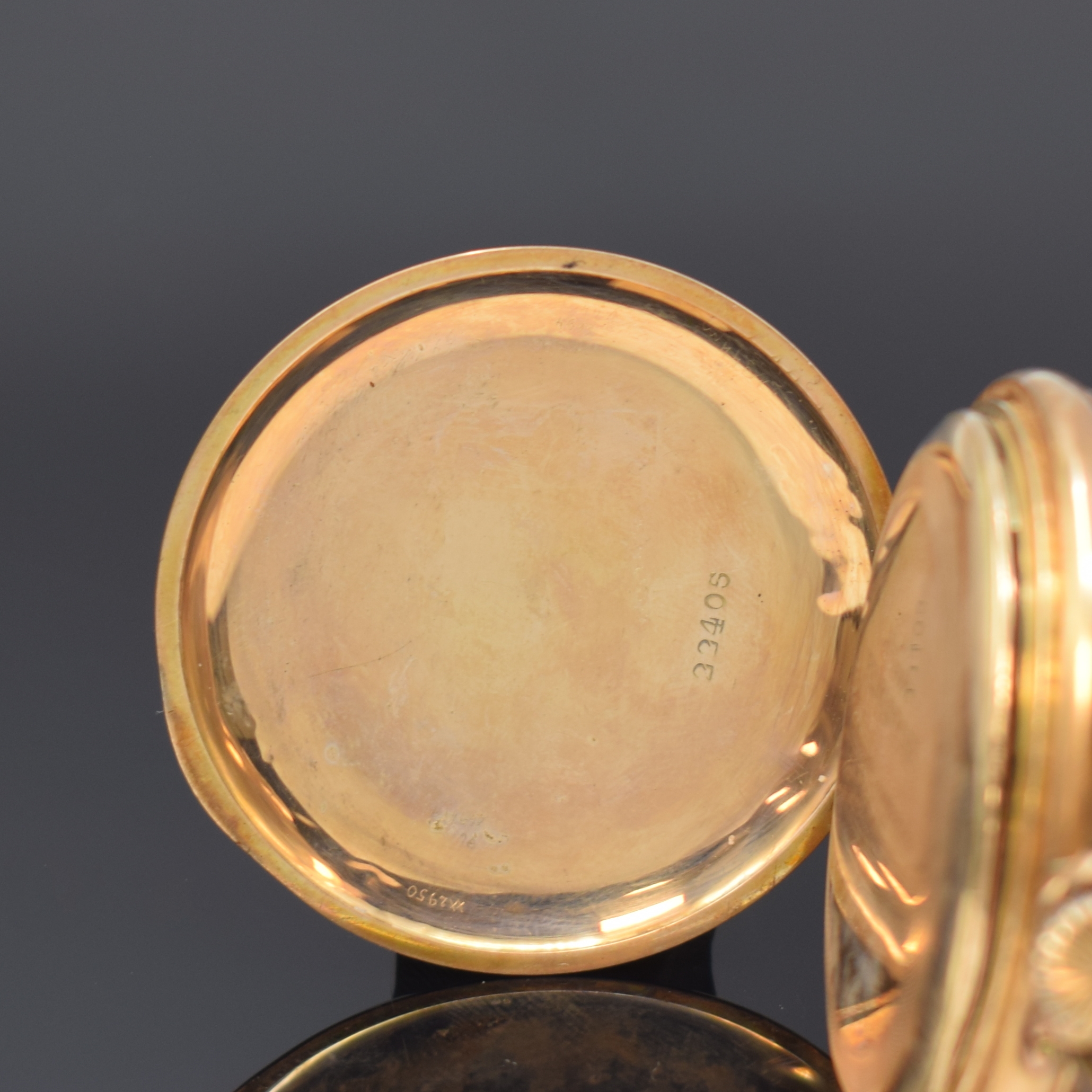 Detail b: Offene Herrentaschenuhr in GG 585/000, Schweiz um 1910, Geh. dell., guill. Rückdeckel m. Monogramm, Goldcuvette, Emailzifferbl. riss., röm. Zahlen, ...