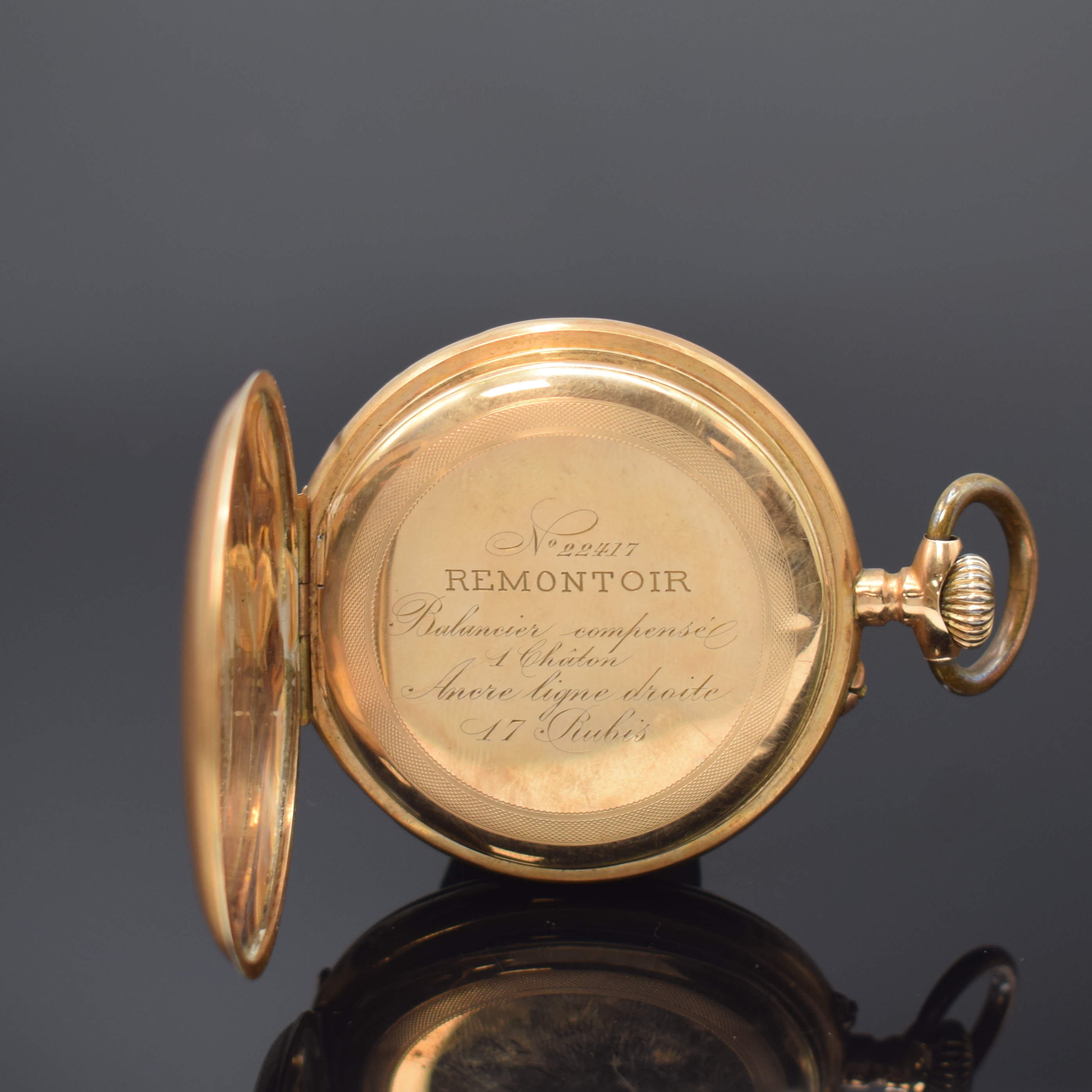 Detail c: Offene Herrentaschenuhr in GG 585/000, Schweiz um 1910, Geh. dell., guill. Rückdeckel m. Monogramm, Goldcuvette, Emailzifferbl. riss., röm. Zahlen, ...