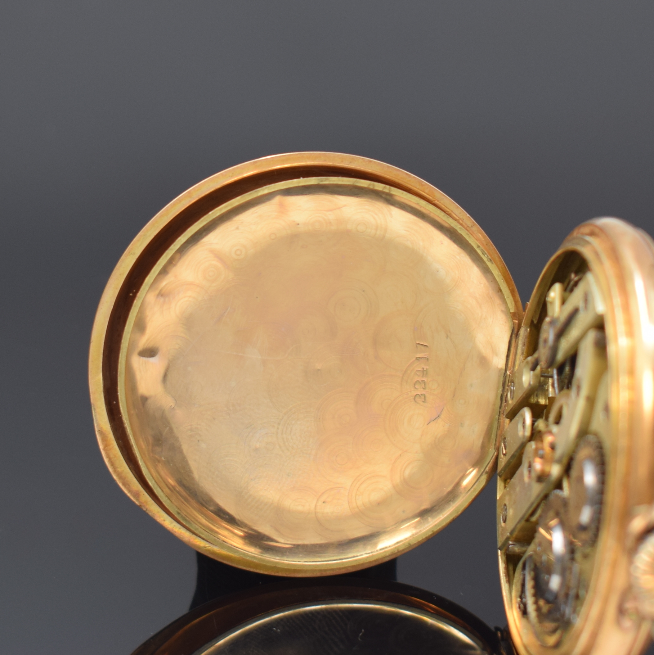 Detail d: Offene Herrentaschenuhr in GG 585/000, Schweiz um 1910, Geh. dell., guill. Rückdeckel m. Monogramm, Goldcuvette, Emailzifferbl. riss., röm. Zahlen, ...