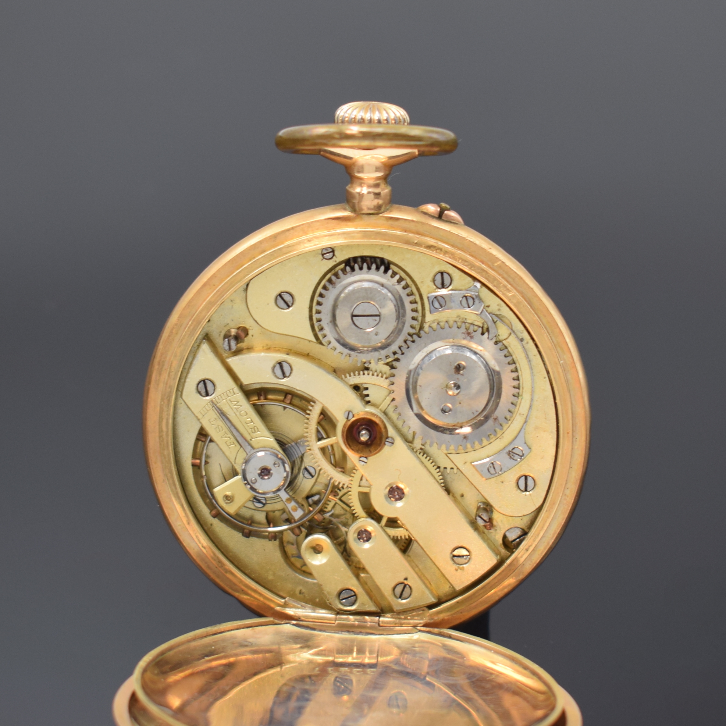 Detail e: Offene Herrentaschenuhr in GG 585/000, Schweiz um 1910, Geh. dell., guill. Rückdeckel m. Monogramm, Goldcuvette, Emailzifferbl. riss., röm. Zahlen, ...