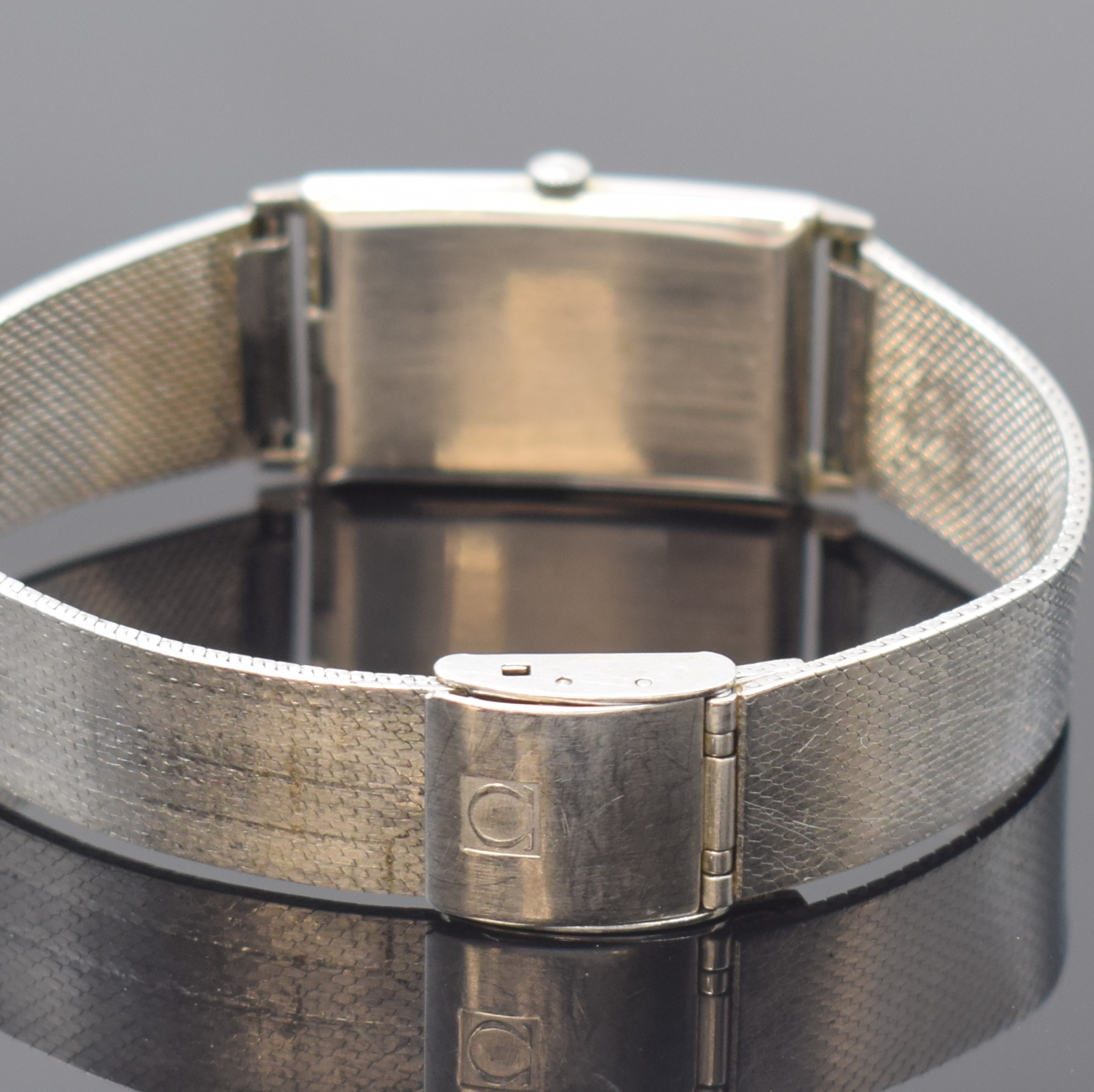 Detail b: OMEGA De Ville Armbanduhr Referenz 111.016 in Stahl, Schweiz um 1965, Handaufzug, Omega Stahlband, Boden aufgedr., silb. Zifferbl. pat./fl., schwarze ...