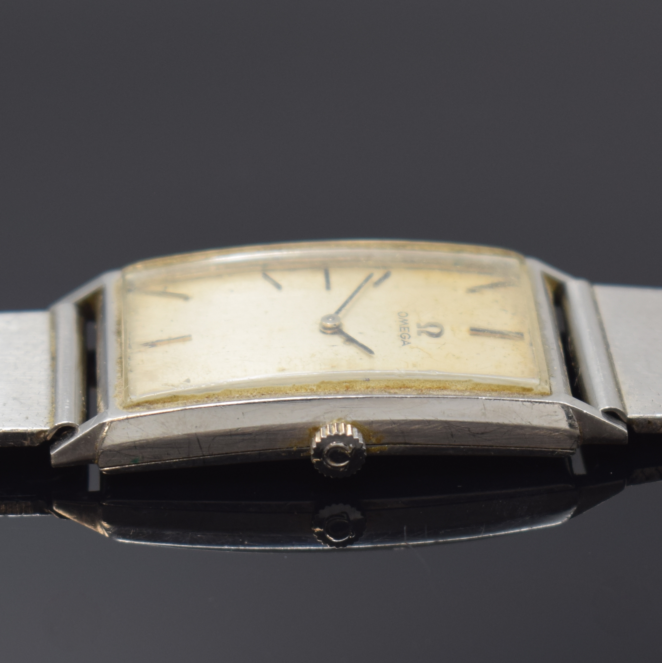 Detail c: OMEGA De Ville Armbanduhr Referenz 111.016 in Stahl, Schweiz um 1965, Handaufzug, Omega Stahlband, Boden aufgedr., silb. Zifferbl. pat./fl., schwarze ...