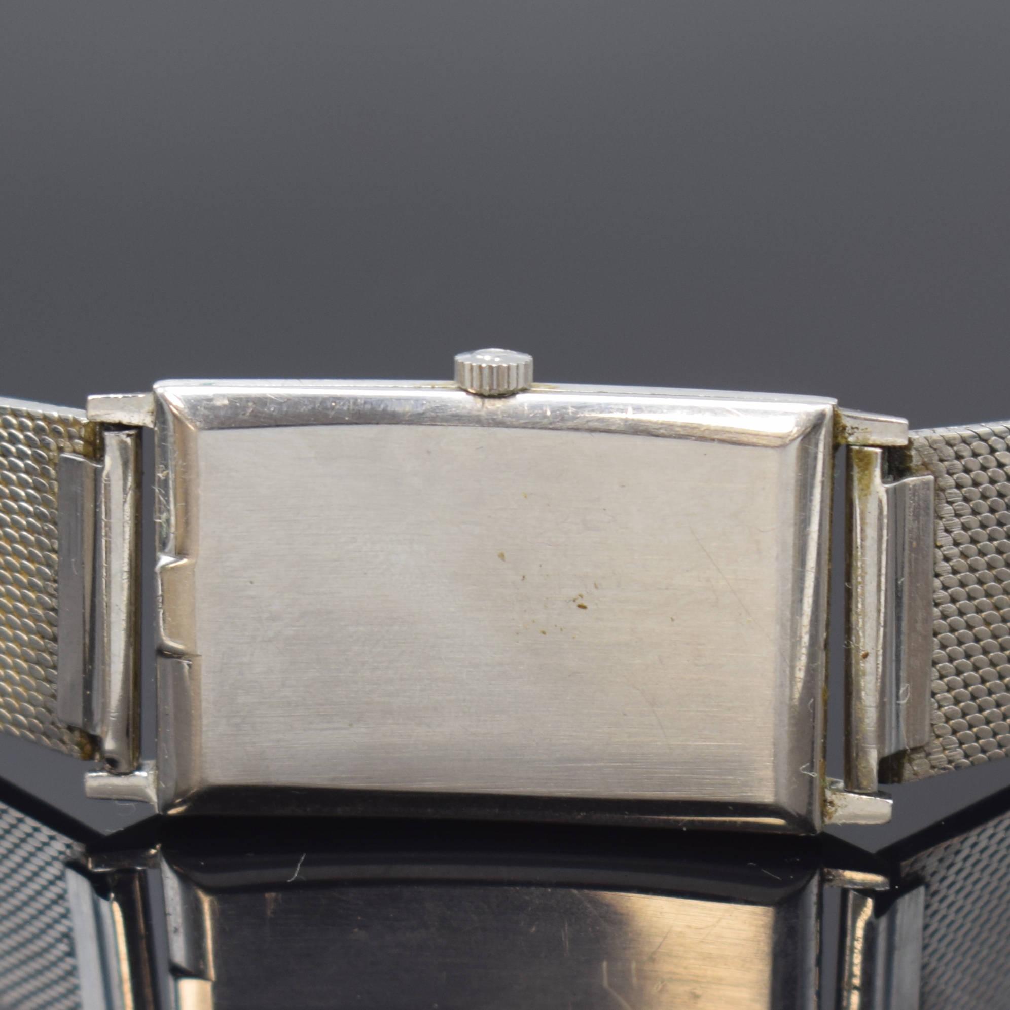 Detail d: OMEGA De Ville Armbanduhr Referenz 111.016 in Stahl, Schweiz um 1965, Handaufzug, Omega Stahlband, Boden aufgedr., silb. Zifferbl. pat./fl., schwarze ...