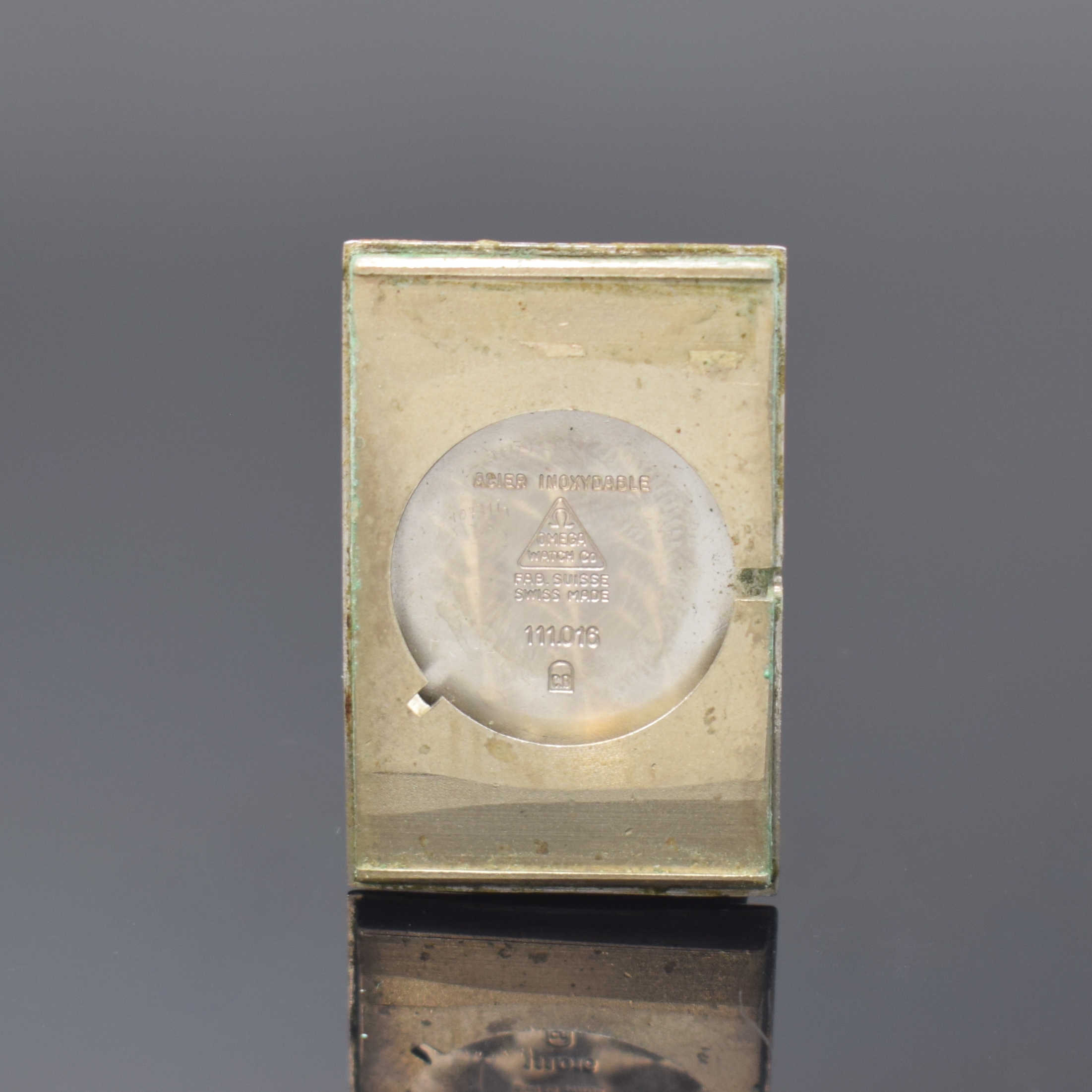 Detail e: OMEGA De Ville Armbanduhr Referenz 111.016 in Stahl, Schweiz um 1965, Handaufzug, Omega Stahlband, Boden aufgedr., silb. Zifferbl. pat./fl., schwarze ...