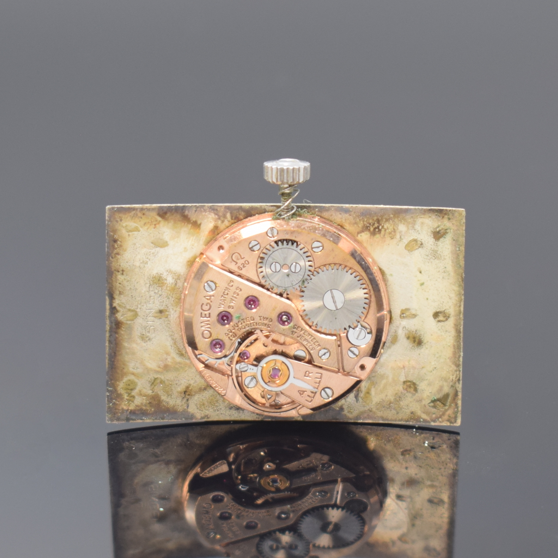Detail f: OMEGA De Ville Armbanduhr Referenz 111.016 in Stahl, Schweiz um 1965, Handaufzug, Omega Stahlband, Boden aufgedr., silb. Zifferbl. pat./fl., schwarze ...