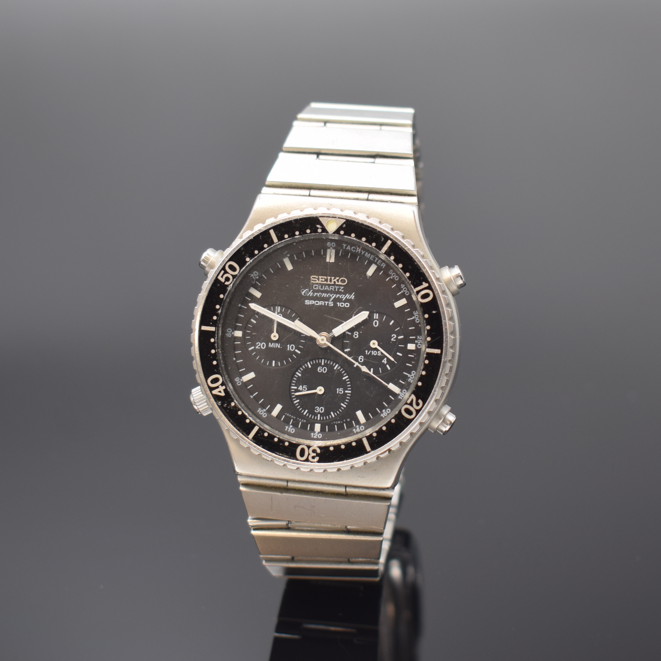 SEIKO Sports 100 Herrenchronograph Referenz 7A28-7040 in Stahl, Japan um 1980, quarz, Boden verschr., Seiko Gliederband m. Faltschl., Lünette m. ...