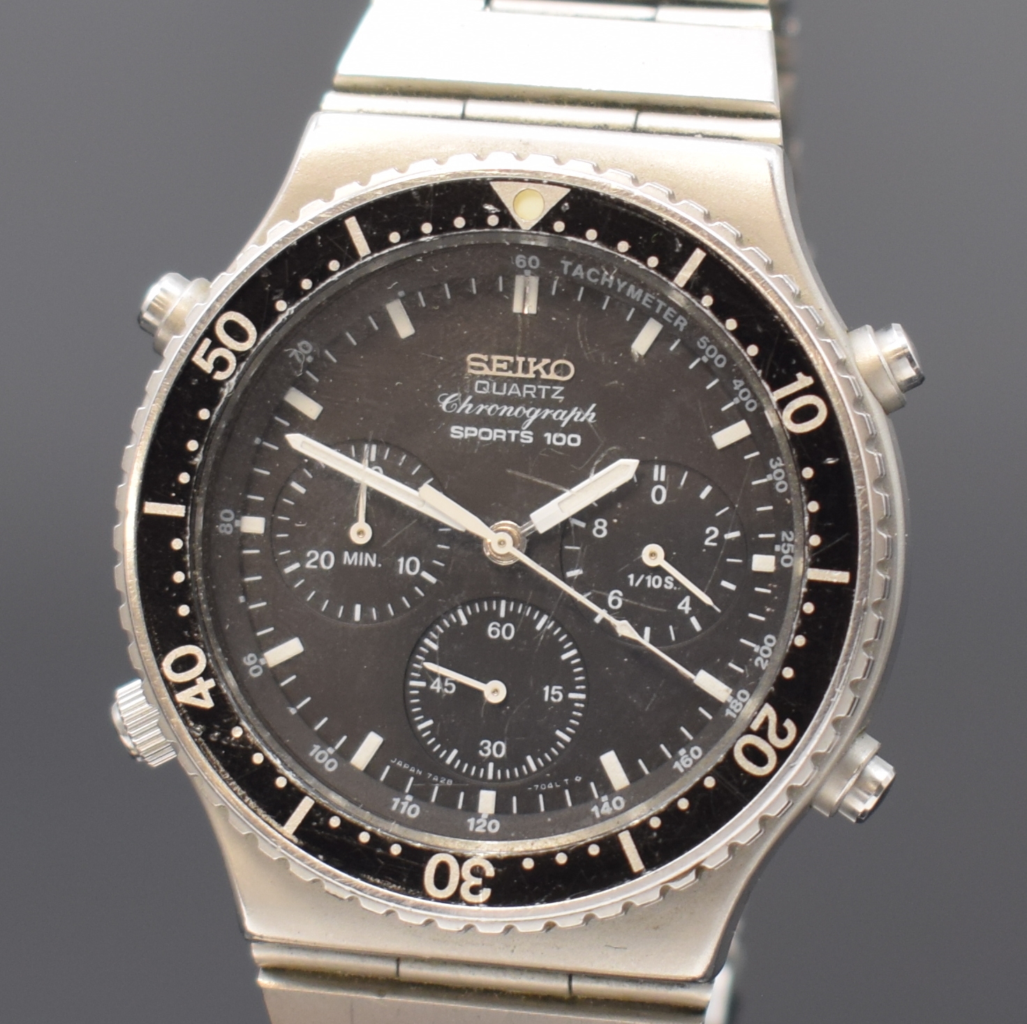 Detail a: SEIKO Sports 100 Herrenchronograph Referenz 7A28-7040 in Stahl, Japan um 1980, quarz, Boden verschr., Seiko Gliederband m. Faltschl., Lünette m. ...
