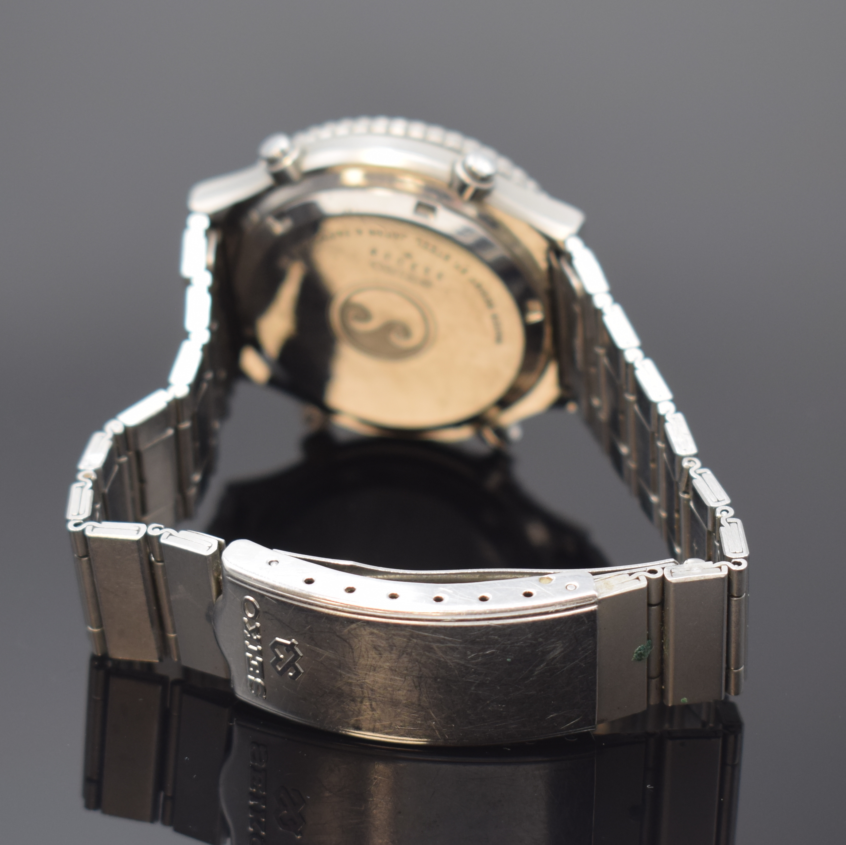 Detail b: SEIKO Sports 100 Herrenchronograph Referenz 7A28-7040 in Stahl, Japan um 1980, quarz, Boden verschr., Seiko Gliederband m. Faltschl., Lünette m. ...