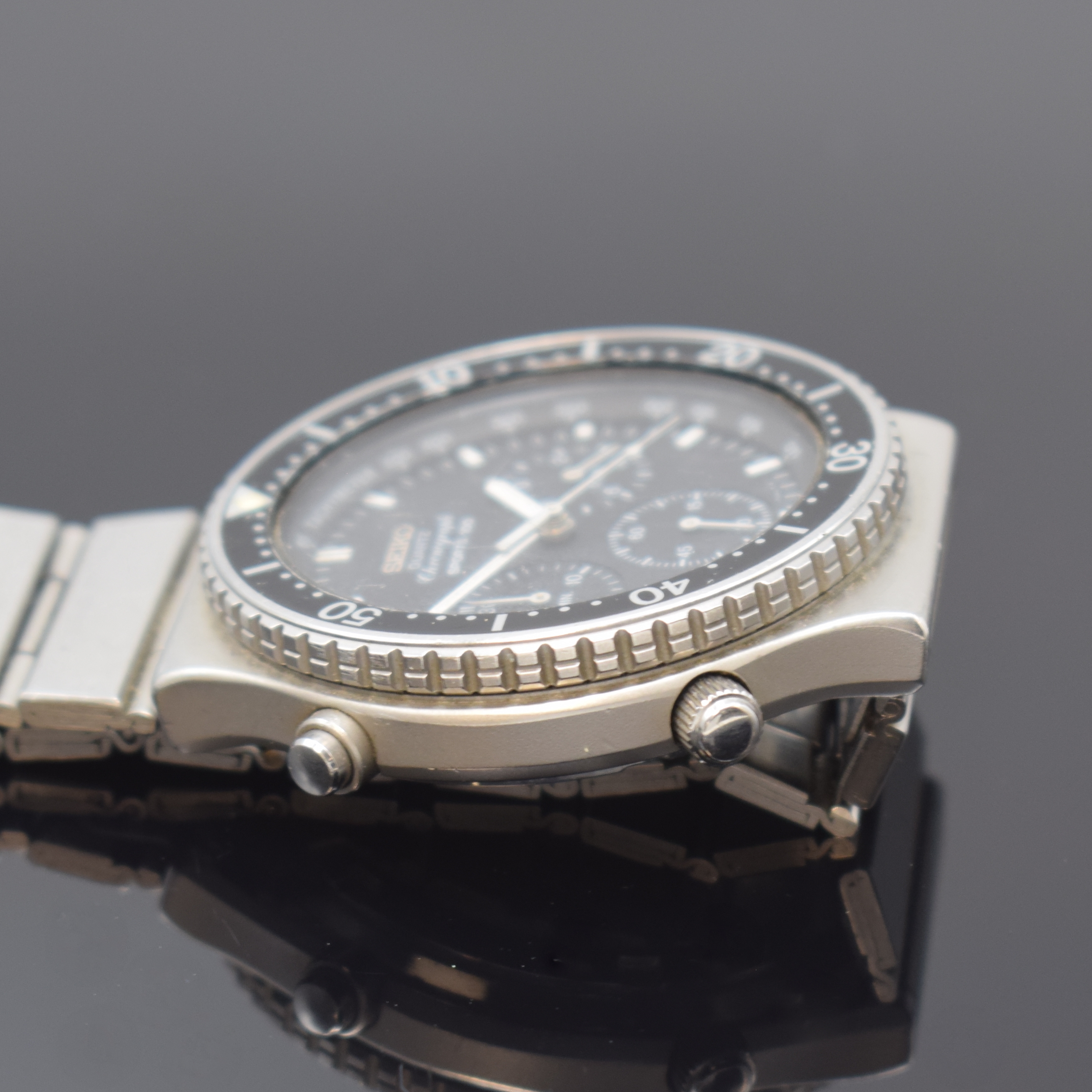 Detail c: SEIKO Sports 100 Herrenchronograph Referenz 7A28-7040 in Stahl, Japan um 1980, quarz, Boden verschr., Seiko Gliederband m. Faltschl., Lünette m. ...