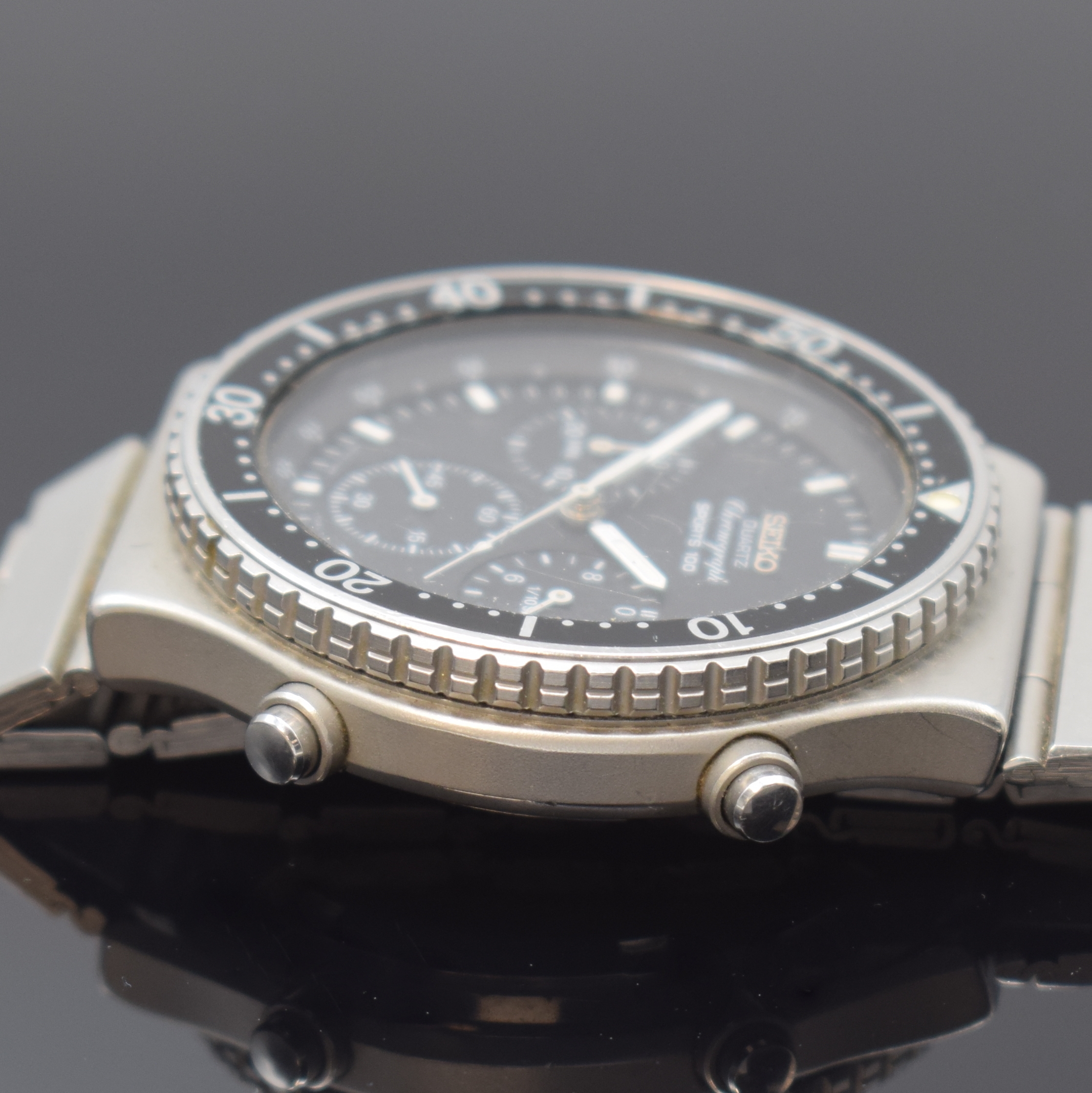 Detail d: SEIKO Sports 100 Herrenchronograph Referenz 7A28-7040 in Stahl, Japan um 1980, quarz, Boden verschr., Seiko Gliederband m. Faltschl., Lünette m. ...