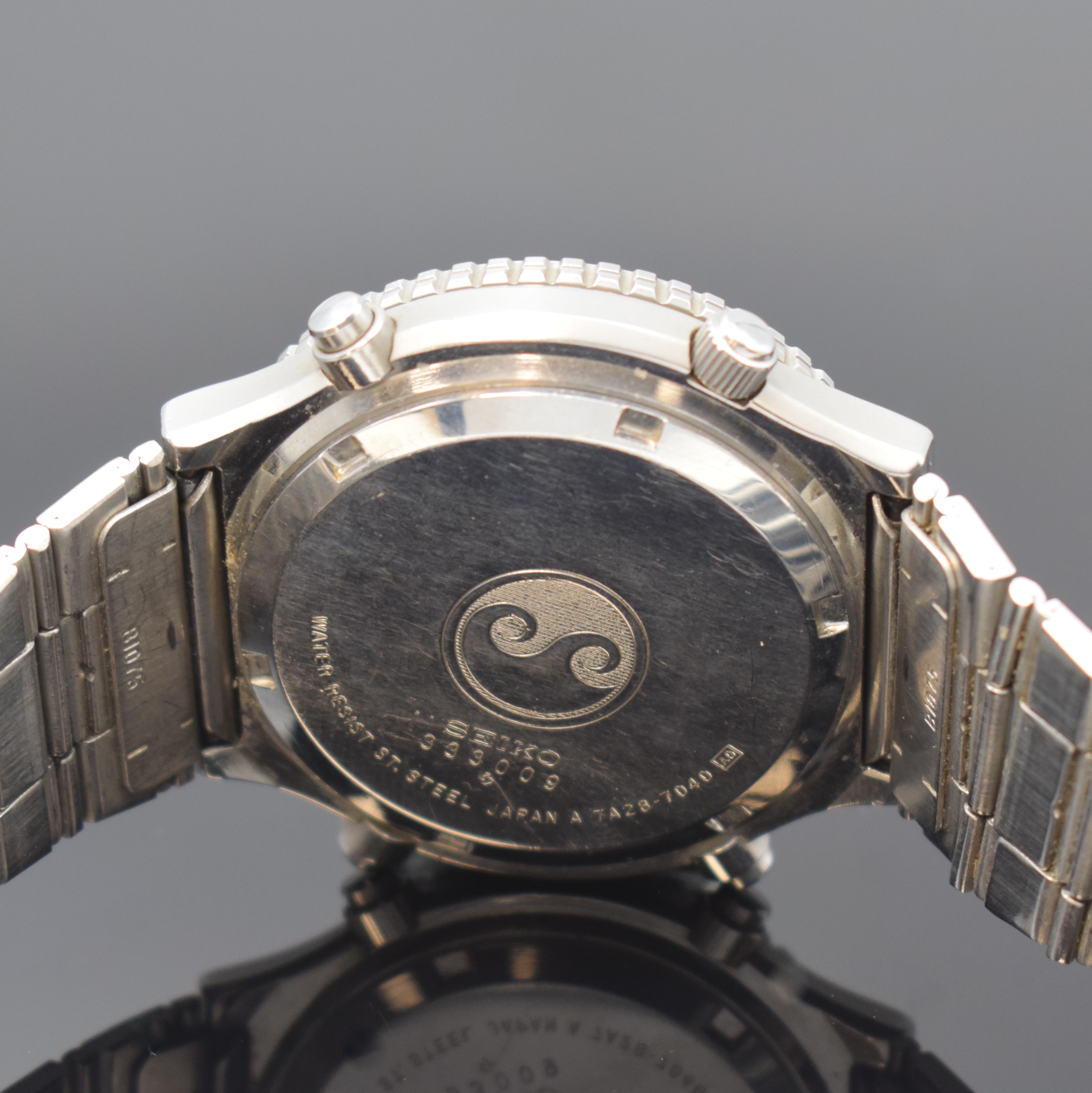 Detail e: SEIKO Sports 100 Herrenchronograph Referenz 7A28-7040 in Stahl, Japan um 1980, quarz, Boden verschr., Seiko Gliederband m. Faltschl., Lünette m. ...