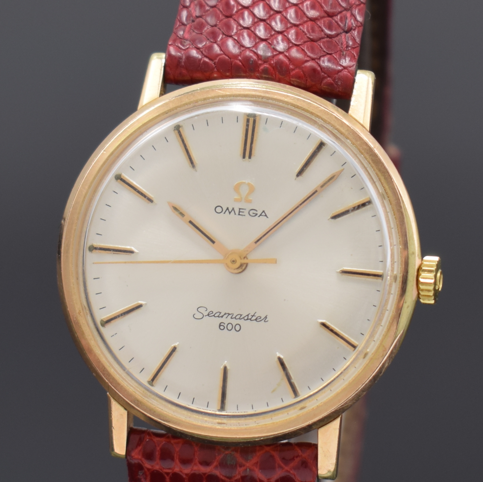 Detail a: OMEGA Geneve Herrenarmbanduhr Referenz 131.019, Schweiz um 1968, Handaufzug, verg. Geh., Edelstahlboden aufgedr., silb. Zifferbl. bezeichnet ...
