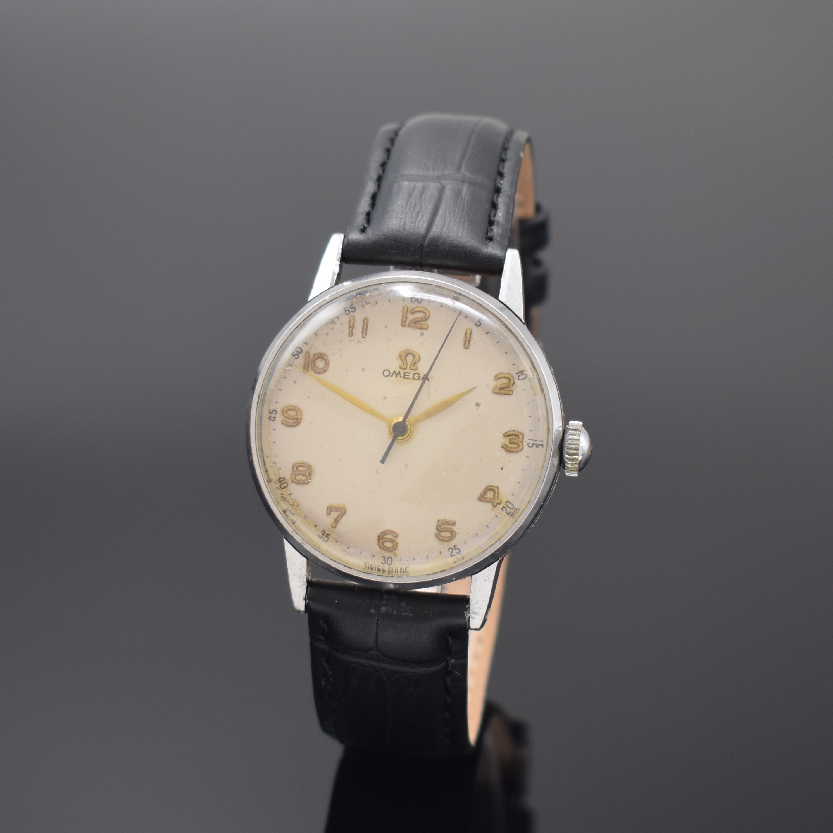 OMEGA Herrenarmbanduhr mit Kaliber 30T2 in Stahl, Schweiz um 1947, Handaufzug, Boden u. Glasrand aufgedr., Omega Lederband m. Dornschl., silb. rest. ...