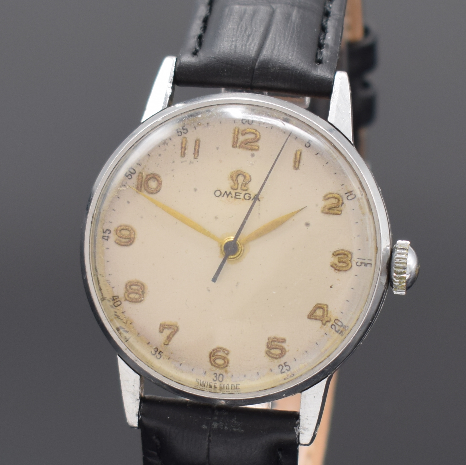 Detail a: OMEGA Herrenarmbanduhr mit Kaliber 30T2 in Stahl, Schweiz um 1947, Handaufzug, Boden u. Glasrand aufgedr., Omega Lederband m. Dornschl., silb. rest. ...
