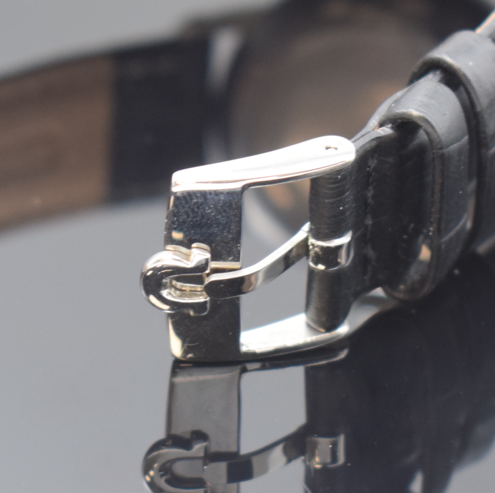 Detail b: OMEGA Herrenarmbanduhr mit Kaliber 30T2 in Stahl, Schweiz um 1947, Handaufzug, Boden u. Glasrand aufgedr., Omega Lederband m. Dornschl., silb. rest. ...