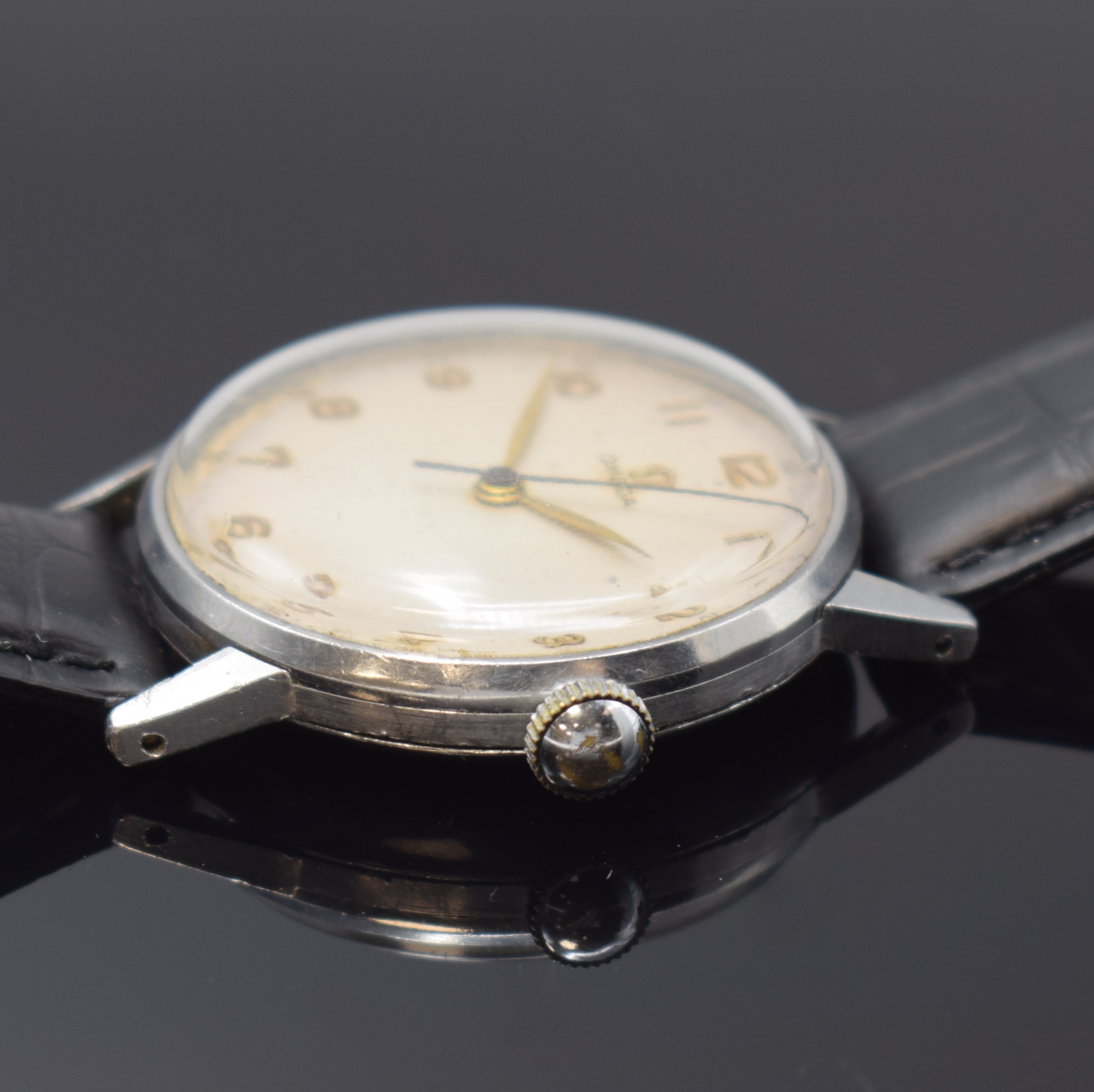 Detail c: OMEGA Herrenarmbanduhr mit Kaliber 30T2 in Stahl, Schweiz um 1947, Handaufzug, Boden u. Glasrand aufgedr., Omega Lederband m. Dornschl., silb. rest. ...