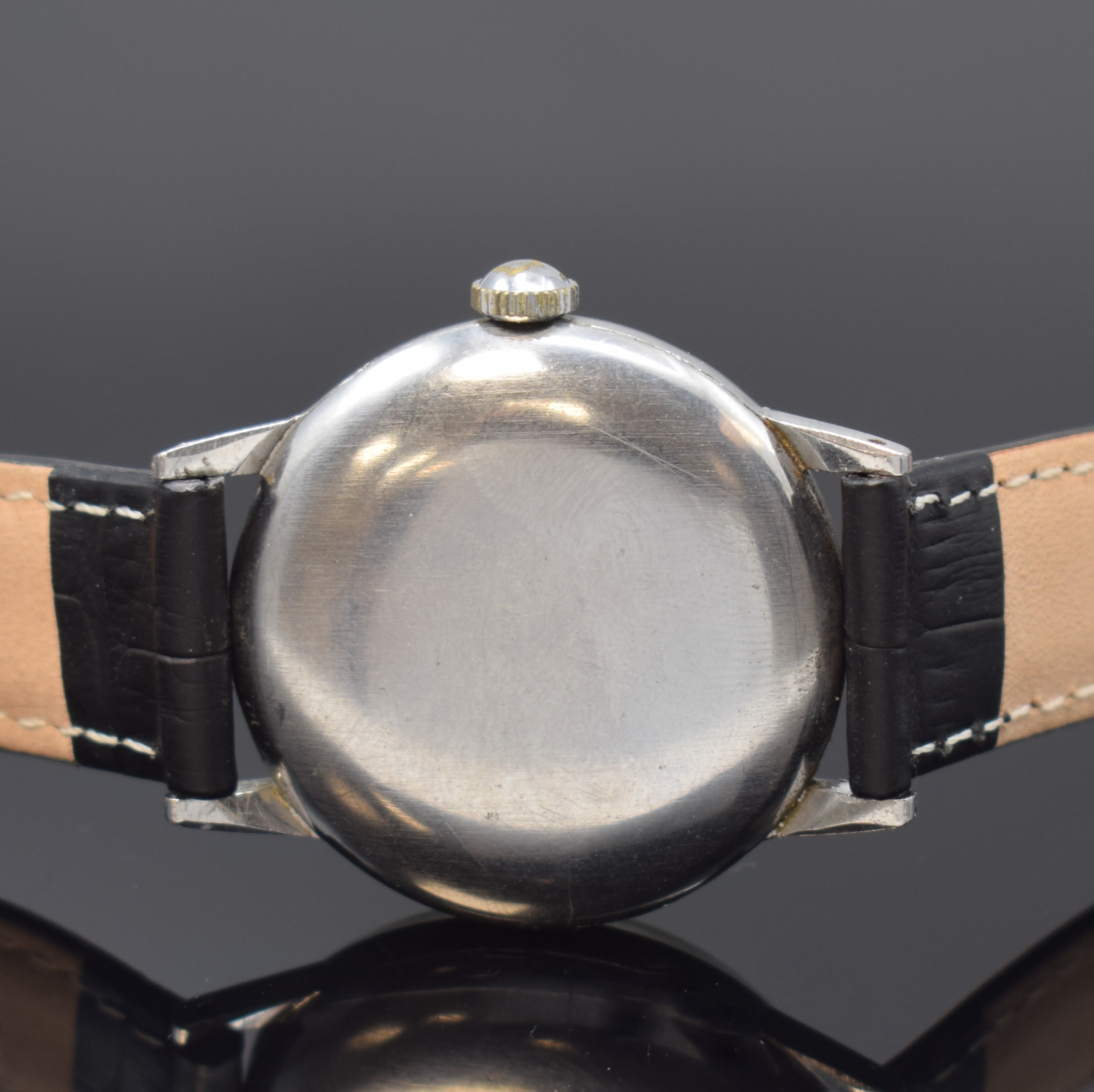 Detail d: OMEGA Herrenarmbanduhr mit Kaliber 30T2 in Stahl, Schweiz um 1947, Handaufzug, Boden u. Glasrand aufgedr., Omega Lederband m. Dornschl., silb. rest. ...