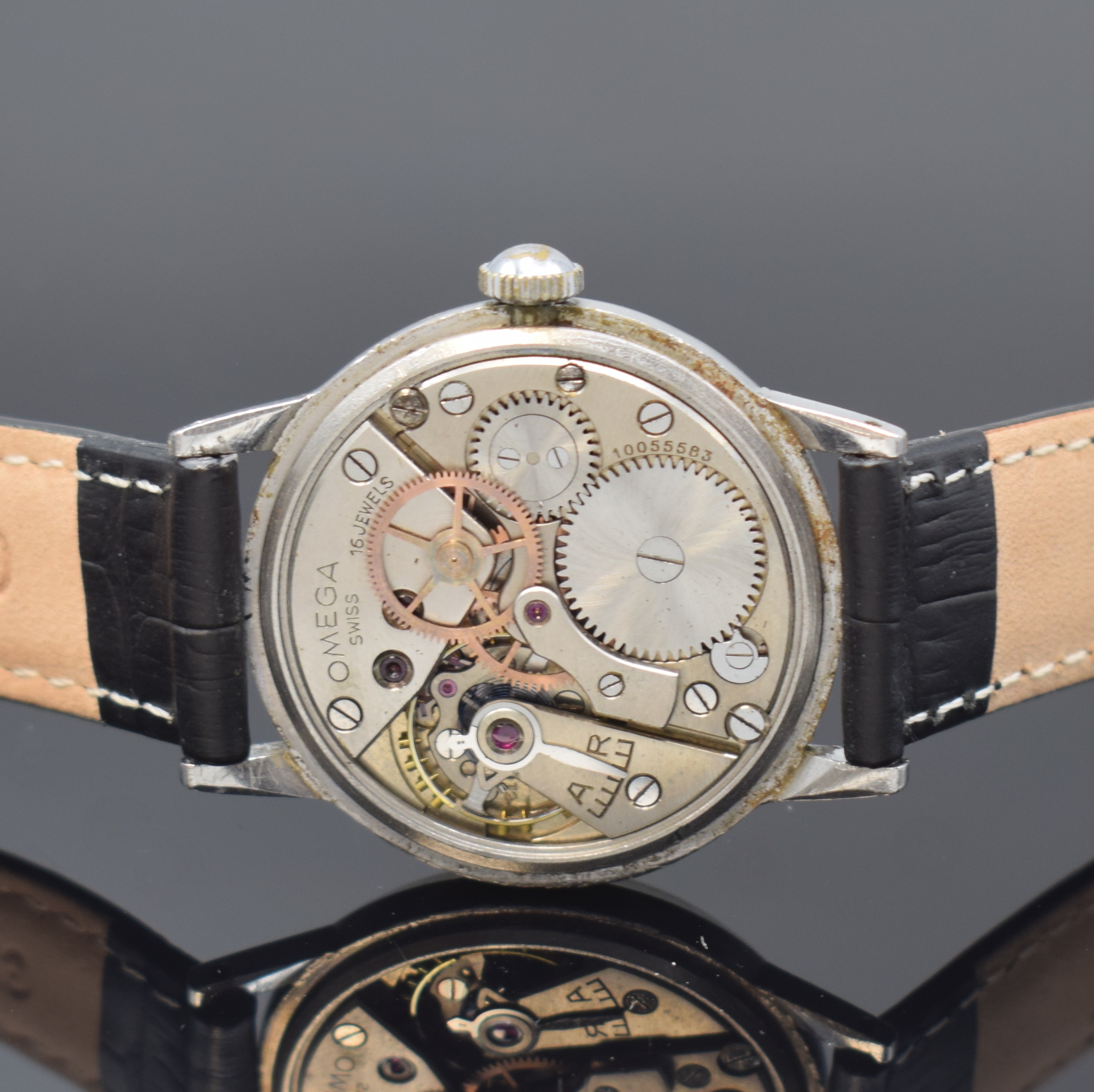 Detail e: OMEGA Herrenarmbanduhr mit Kaliber 30T2 in Stahl, Schweiz um 1947, Handaufzug, Boden u. Glasrand aufgedr., Omega Lederband m. Dornschl., silb. rest. ...