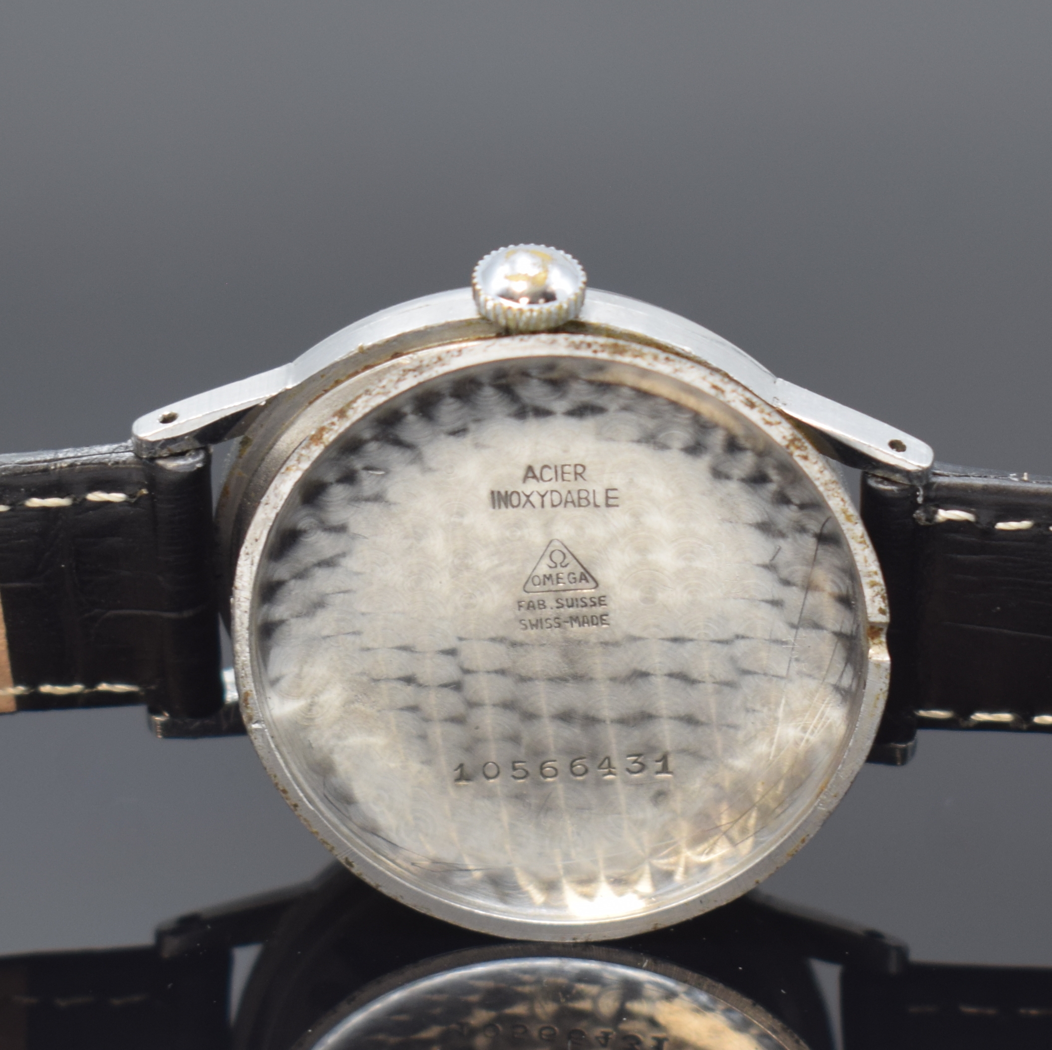 Detail f: OMEGA Herrenarmbanduhr mit Kaliber 30T2 in Stahl, Schweiz um 1947, Handaufzug, Boden u. Glasrand aufgedr., Omega Lederband m. Dornschl., silb. rest. ...