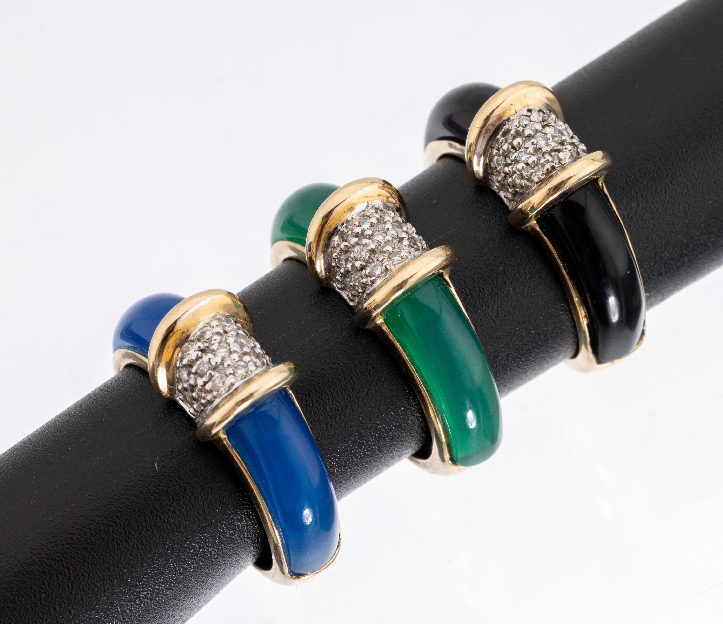Konvolut 3 14 kt Gold Farbstein-Diamant-Ringe, GG 585/000, 1x mit Onyxeinlage, 1x mit blauer Achateinlage, 1x mit grüner Achateinlage, Diamanten ...