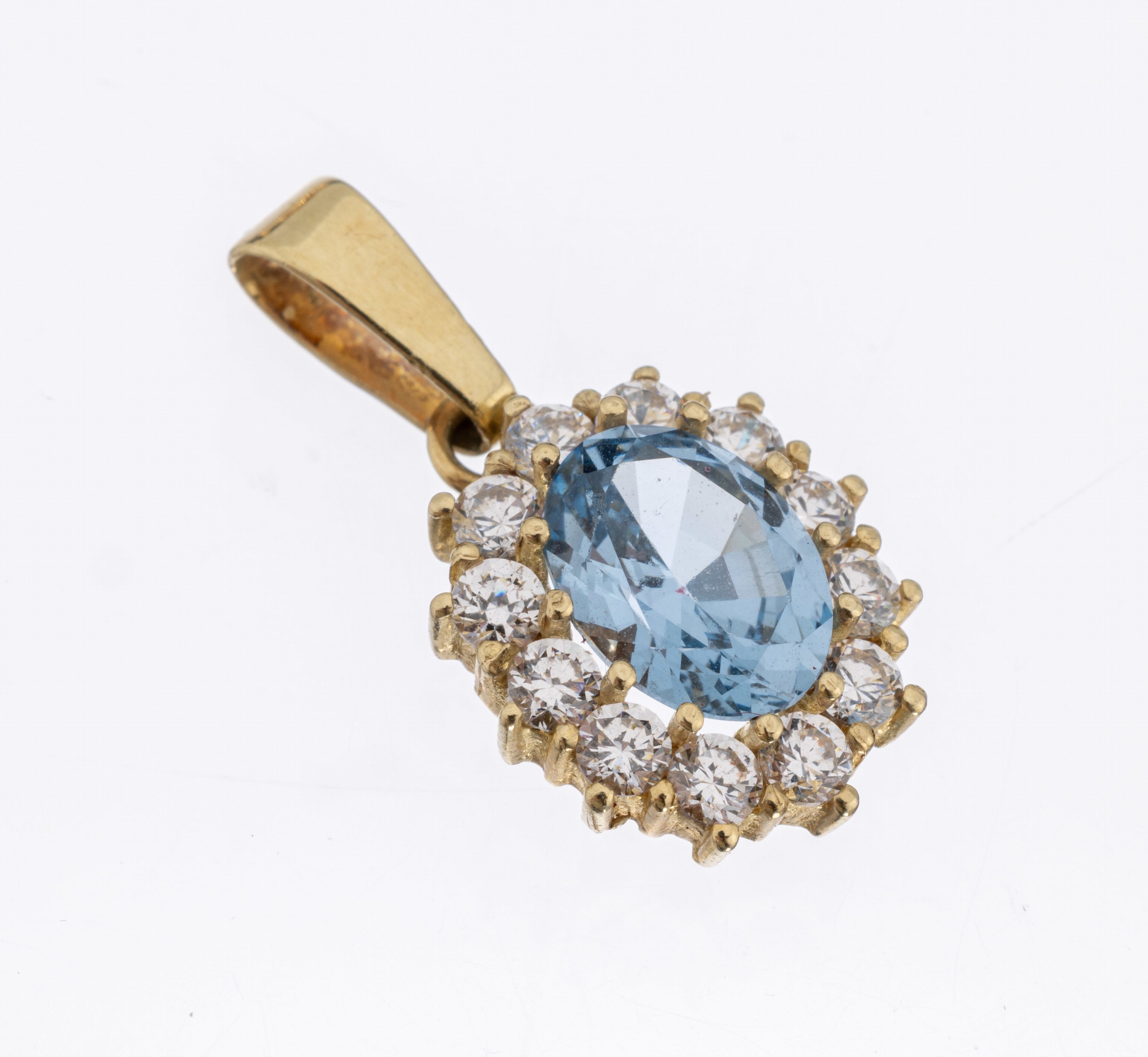14 kt Gold Blautopas-Zirkonia-Anhänger, GG 585/000, ovalfacett. Blautopas (beh.) ca. 1.10 ct, umgeben 12 weißen rundfacett. Zirkonias, ca. 1.9 g