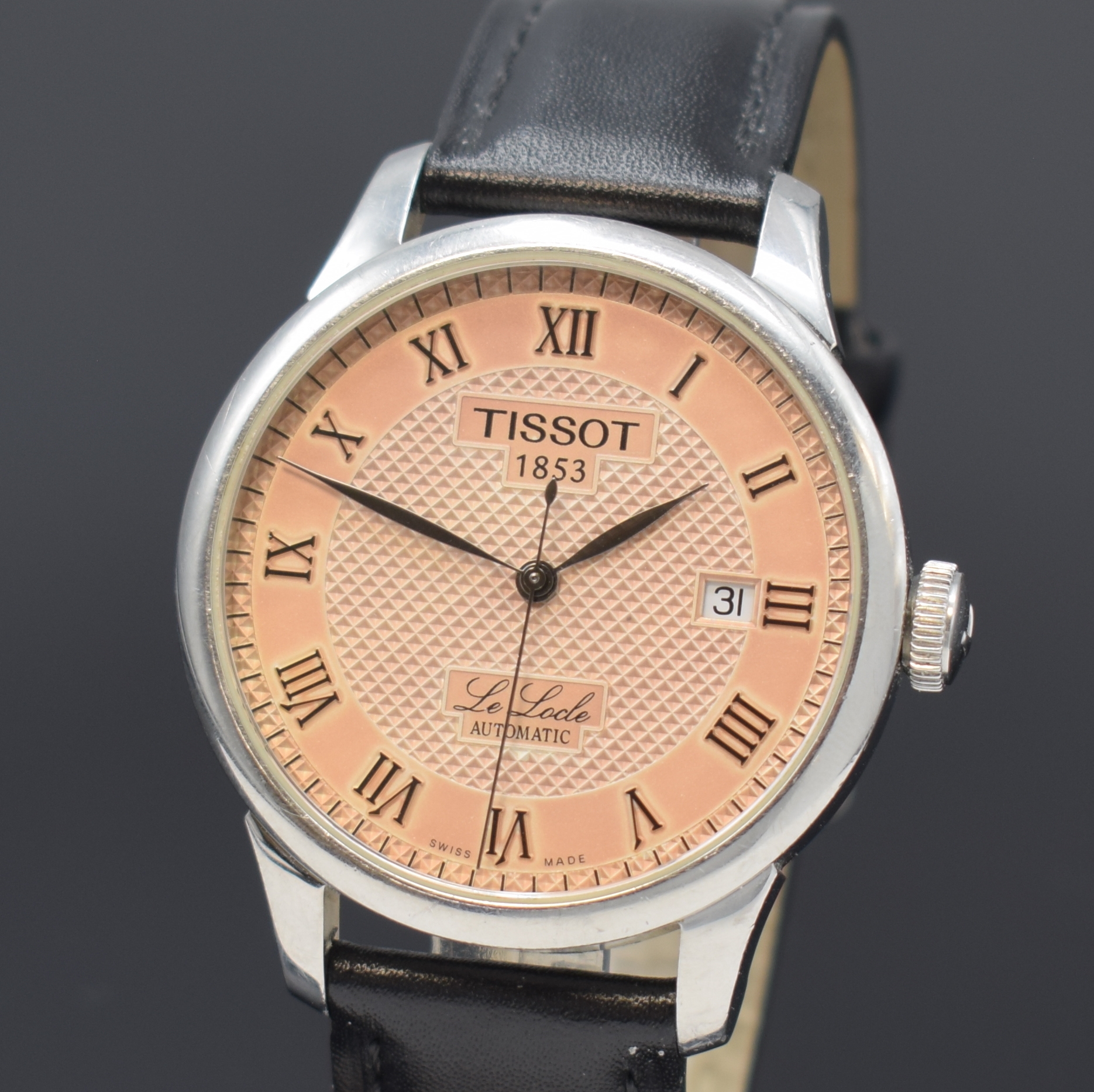 Detail a: TISSOT Le Locle Herrenarmbanduhr in Stahl Referenz L164/264-1, Schweiz um 2010, Automatik, 3-teil. Geh., Boden aufgedr., silb. Zifferbl. farbl. get. ...