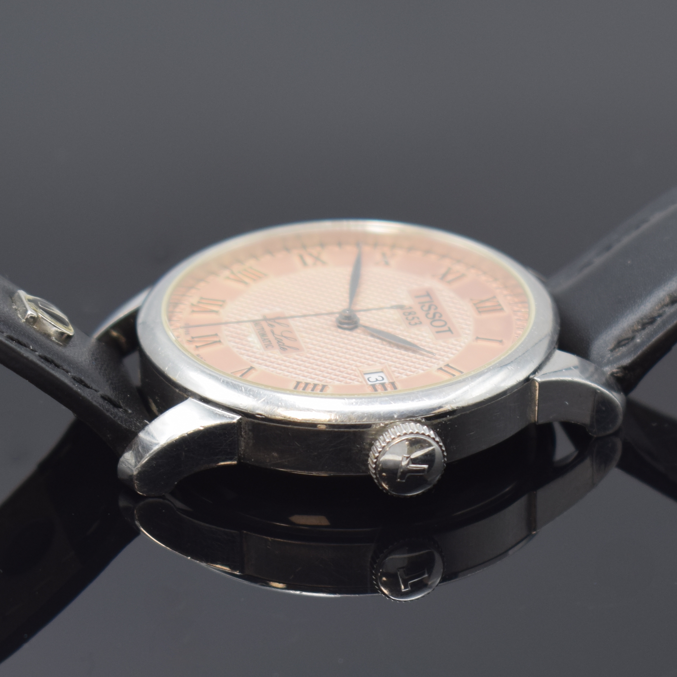 Detail b: TISSOT Le Locle Herrenarmbanduhr in Stahl Referenz L164/264-1, Schweiz um 2010, Automatik, 3-teil. Geh., Boden aufgedr., silb. Zifferbl. farbl. get. ...
