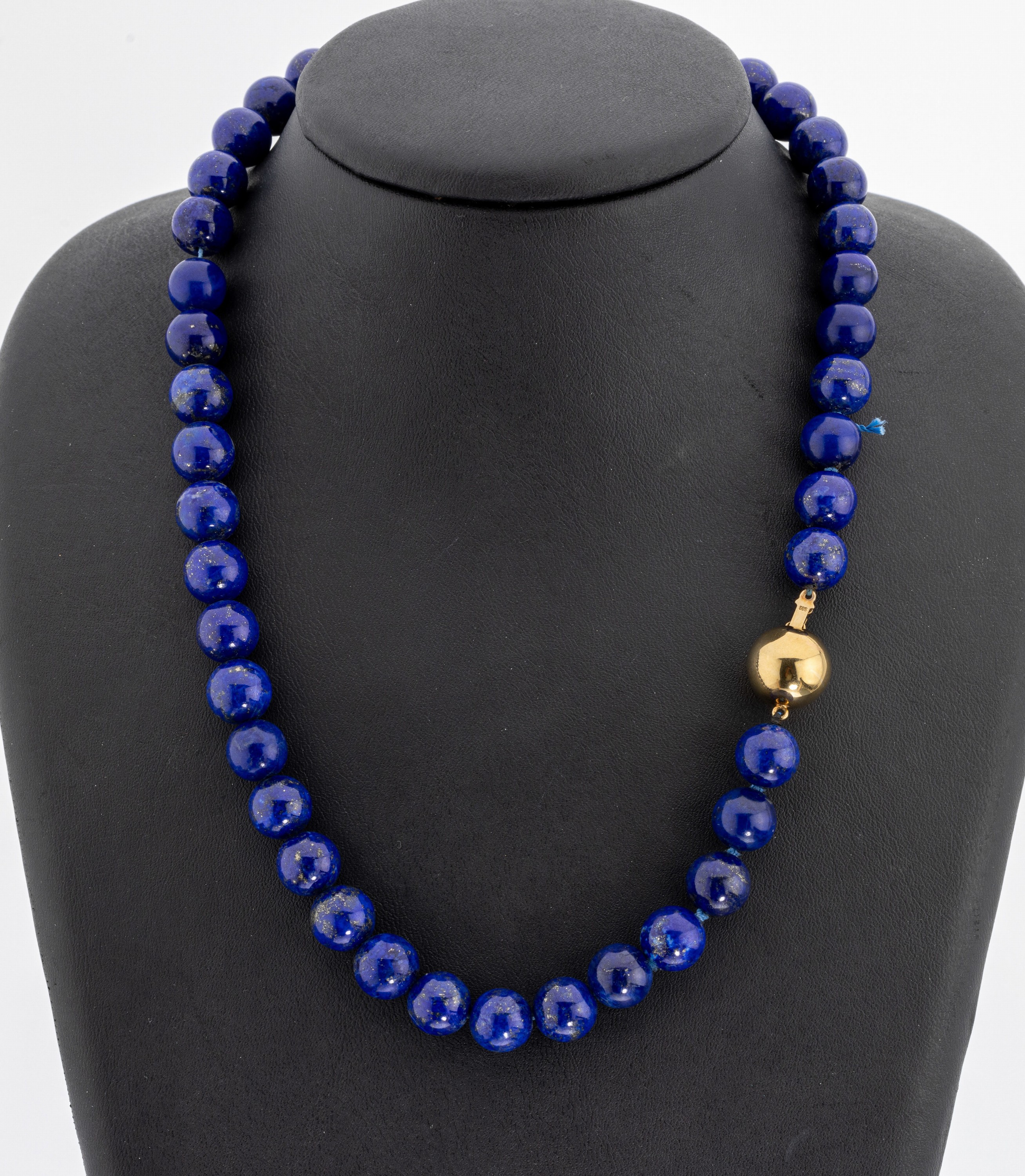 Lapislazuli-Collier, 44 Lapislazulikugeln ca. 9.6 mm, Kugelschließe GG 585/000, L. ca. 46 cm