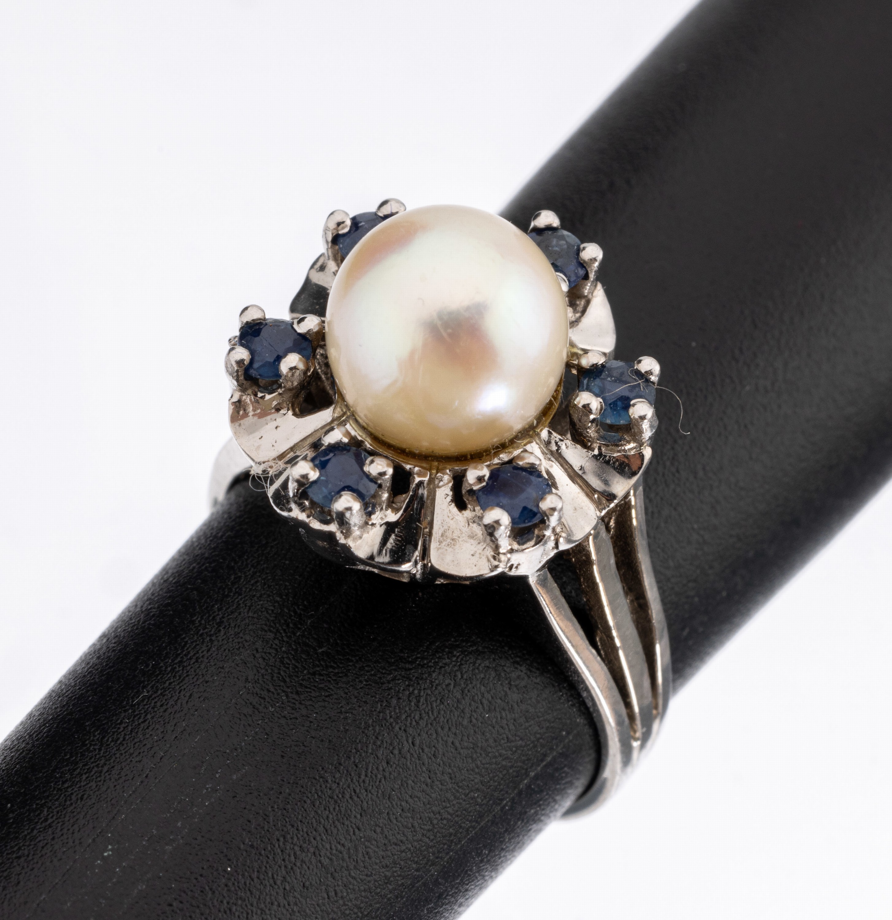 14 kt Gold Perl-Saphir-Ring, WG 585/000, blütenförm. Ringkopf, weiße Zuchtperle, D. ca.8 mm, 6 rundfacett. Saphire, RW 50, ca. 5 g