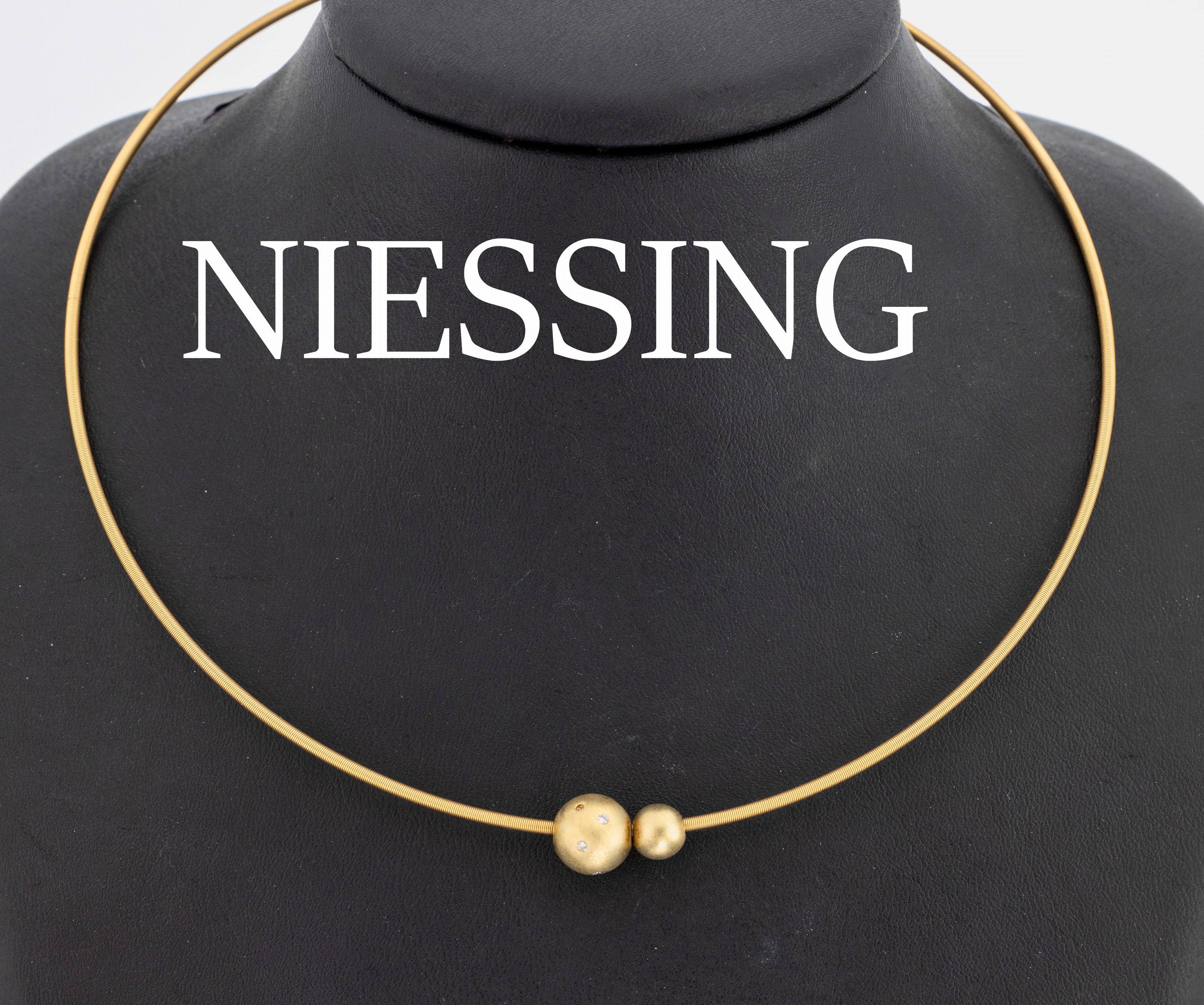 18 kt Gold NIESSING Halsreif mit 2 Kugelanhänger, GG 750/000, sign., Kugelanhänger unsign., 1 x mit 7 Brillanten zus. ca. 0.07 ct Weiß/si, ca. 9 ...