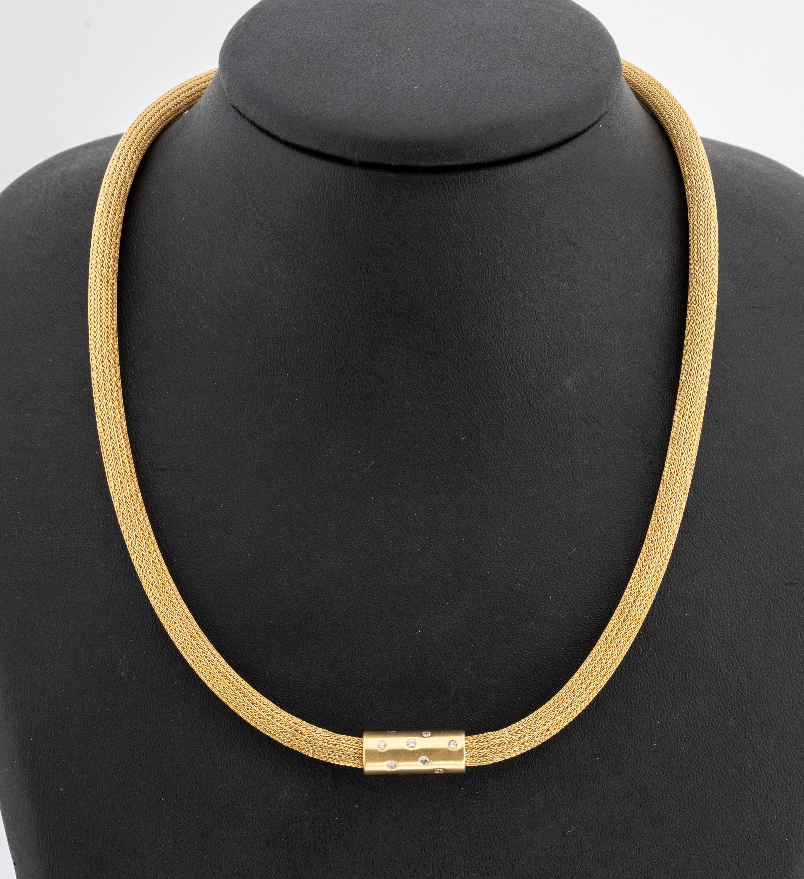 18 kt Gold Brillant-Collier, GG 750/000, sogn. Strickcollier, Bajonetteschließe mit 14 Brillanten zus. ca. 0.14 ct Weiß/si, L. ca. 45cm, ca. 31 g