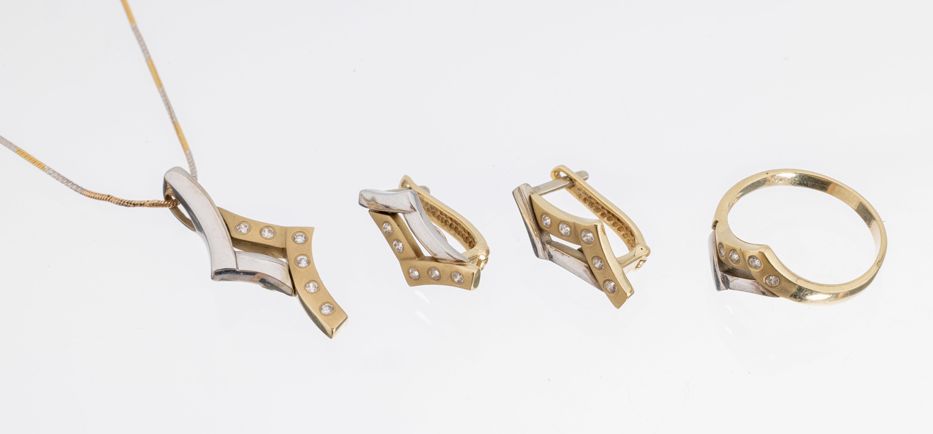 14 kt Gold Schmuckset, GG/WG 585/000, best.aus: Paar Ohrstecker, 1 Ring, RW 54, und Anhänger an Kette, Karabinerschließe, ca. 11.8g